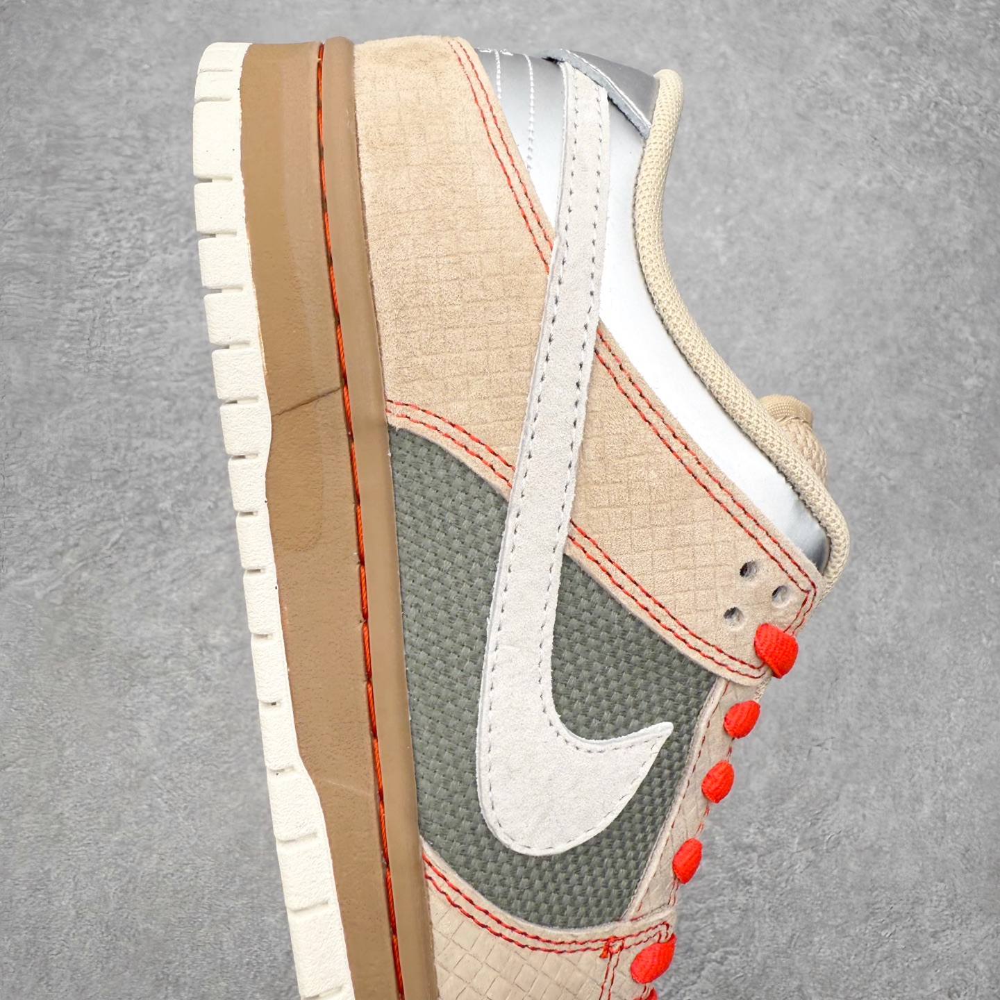 图片[6]-＃F版 NK Dunk SB Low 时尚舒适 防滑耐磨低帮板鞋 IB6206-701 实力大厂出品 新配色陆续开发 利润个位数只为口碑 全套原纸板楦头开发 确保原汁原味 完美呈现DUNK版型 一比一鞋头弧度高度鞋身弧度 此版本只针对中端市场 皮料材质有所更替 其他数据细节工艺流程均保持一致 绝不口嗨 细节品控鞋型随意对比 独家私模官方第六代原厂航空铝磨具打磨大底 鞋头坡度极致还原 无解鞋型 原盒原配 圈内天花板工艺 原厂玻璃冲刀 超高清洁度 全鞋零毛边皮料切割 原厂中底布点胶 中底布拉帮走线遵循公司 尺码：36 36.5 37.5 38 38.5 39 40 40.5 41 42 42.5 43 44 44.5 45 46-选品中心
