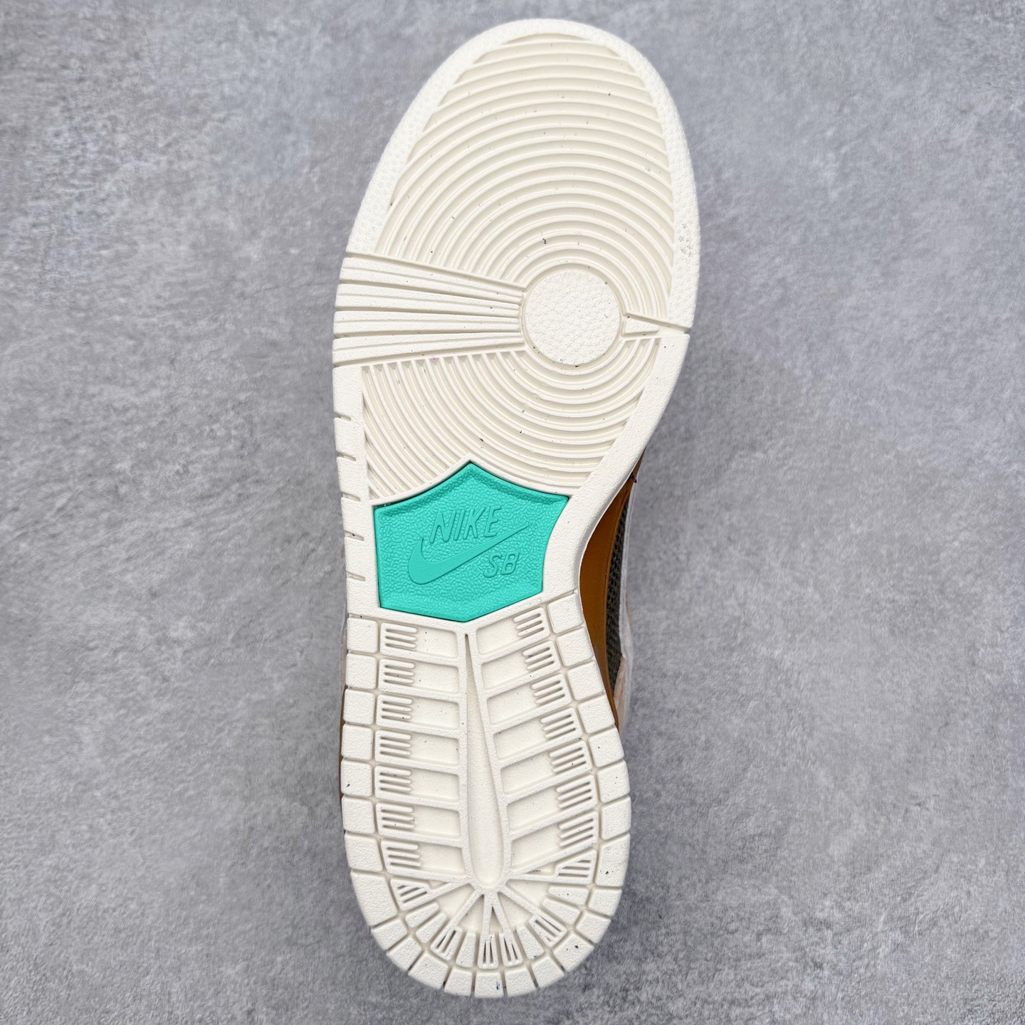 图片[9]-＃F版 NK Dunk SB Low 时尚舒适 防滑耐磨低帮板鞋 IB6206-701 实力大厂出品 新配色陆续开发 利润个位数只为口碑 全套原纸板楦头开发 确保原汁原味 完美呈现DUNK版型 一比一鞋头弧度高度鞋身弧度 此版本只针对中端市场 皮料材质有所更替 其他数据细节工艺流程均保持一致 绝不口嗨 细节品控鞋型随意对比 独家私模官方第六代原厂航空铝磨具打磨大底 鞋头坡度极致还原 无解鞋型 原盒原配 圈内天花板工艺 原厂玻璃冲刀 超高清洁度 全鞋零毛边皮料切割 原厂中底布点胶 中底布拉帮走线遵循公司 尺码：36 36.5 37.5 38 38.5 39 40 40.5 41 42 42.5 43 44 44.5 45 46-选品中心