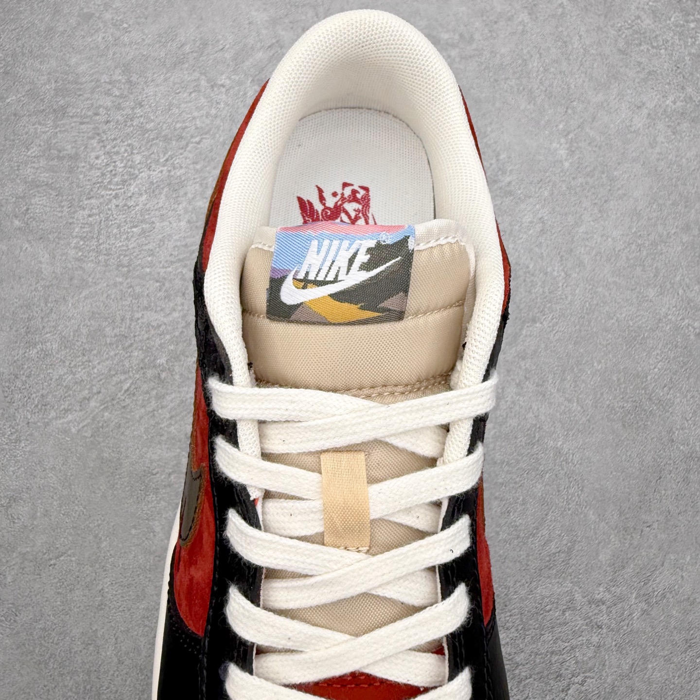 图片[5]-＃F版 NK Dunk SB Low 时尚舒适 防滑耐磨低帮板鞋 IQ1118-200 实力大厂出品 新配色陆续开发 利润个位数只为口碑 全套原纸板楦头开发 确保原汁原味 完美呈现DUNK版型 一比一鞋头弧度高度鞋身弧度 此版本只针对中端市场 皮料材质有所更替 其他数据细节工艺流程均保持一致 绝不口嗨 细节品控鞋型随意对比 独家私模官方第六代原厂航空铝磨具打磨大底 鞋头坡度极致还原 无解鞋型 原盒原配 圈内天花板工艺 原厂玻璃冲刀 超高清洁度 全鞋零毛边皮料切割 原厂中底布点胶 中底布拉帮走线遵循公司 尺码：36 36.5 37.5 38 38.5 39 40 40.5 41 42 42.5 43 44 44.5 45 46-选品中心