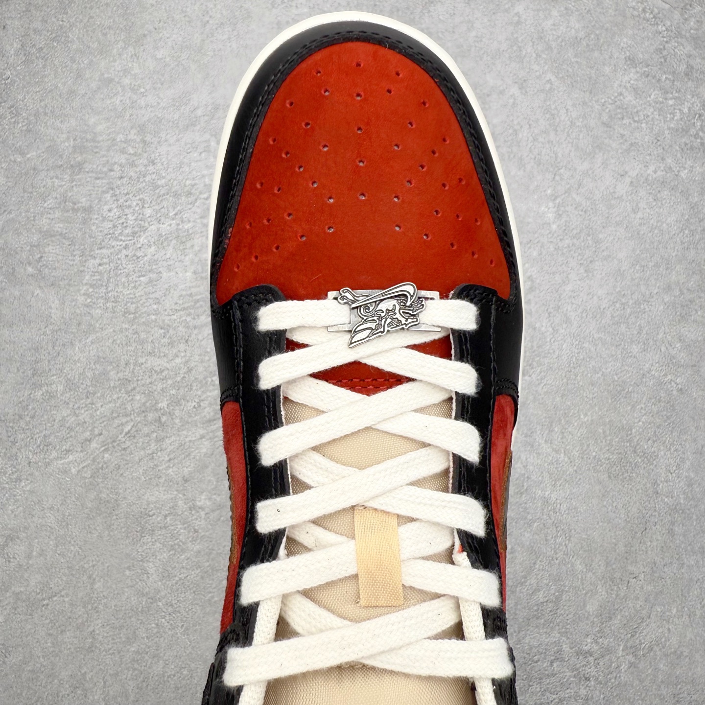 图片[4]-＃F版 NK Dunk SB Low 时尚舒适 防滑耐磨低帮板鞋 IQ1118-200 实力大厂出品 新配色陆续开发 利润个位数只为口碑 全套原纸板楦头开发 确保原汁原味 完美呈现DUNK版型 一比一鞋头弧度高度鞋身弧度 此版本只针对中端市场 皮料材质有所更替 其他数据细节工艺流程均保持一致 绝不口嗨 细节品控鞋型随意对比 独家私模官方第六代原厂航空铝磨具打磨大底 鞋头坡度极致还原 无解鞋型 原盒原配 圈内天花板工艺 原厂玻璃冲刀 超高清洁度 全鞋零毛边皮料切割 原厂中底布点胶 中底布拉帮走线遵循公司 尺码：36 36.5 37.5 38 38.5 39 40 40.5 41 42 42.5 43 44 44.5 45 46-选品中心