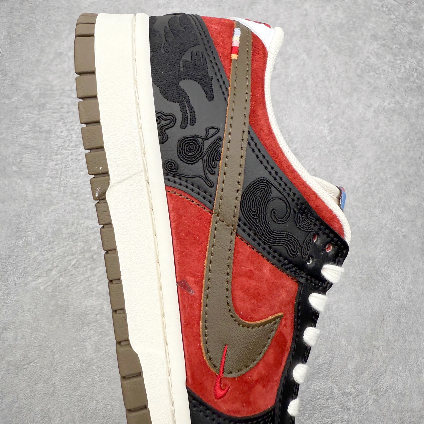 图片[6]-＃F版 NK Dunk SB Low 时尚舒适 防滑耐磨低帮板鞋 IQ1118-200 实力大厂出品 新配色陆续开发 利润个位数只为口碑 全套原纸板楦头开发 确保原汁原味 完美呈现DUNK版型 一比一鞋头弧度高度鞋身弧度 此版本只针对中端市场 皮料材质有所更替 其他数据细节工艺流程均保持一致 绝不口嗨 细节品控鞋型随意对比 独家私模官方第六代原厂航空铝磨具打磨大底 鞋头坡度极致还原 无解鞋型 原盒原配 圈内天花板工艺 原厂玻璃冲刀 超高清洁度 全鞋零毛边皮料切割 原厂中底布点胶 中底布拉帮走线遵循公司 尺码：36 36.5 37.5 38 38.5 39 40 40.5 41 42 42.5 43 44 44.5 45 46-选品中心