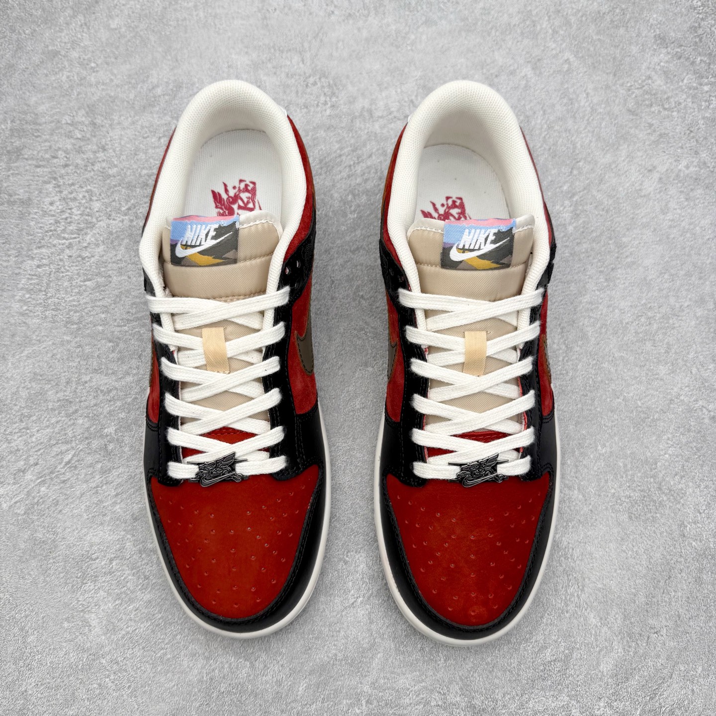 图片[2]-＃F版 NK Dunk SB Low 时尚舒适 防滑耐磨低帮板鞋 IQ1118-200 实力大厂出品 新配色陆续开发 利润个位数只为口碑 全套原纸板楦头开发 确保原汁原味 完美呈现DUNK版型 一比一鞋头弧度高度鞋身弧度 此版本只针对中端市场 皮料材质有所更替 其他数据细节工艺流程均保持一致 绝不口嗨 细节品控鞋型随意对比 独家私模官方第六代原厂航空铝磨具打磨大底 鞋头坡度极致还原 无解鞋型 原盒原配 圈内天花板工艺 原厂玻璃冲刀 超高清洁度 全鞋零毛边皮料切割 原厂中底布点胶 中底布拉帮走线遵循公司 尺码：36 36.5 37.5 38 38.5 39 40 40.5 41 42 42.5 43 44 44.5 45 46-选品中心