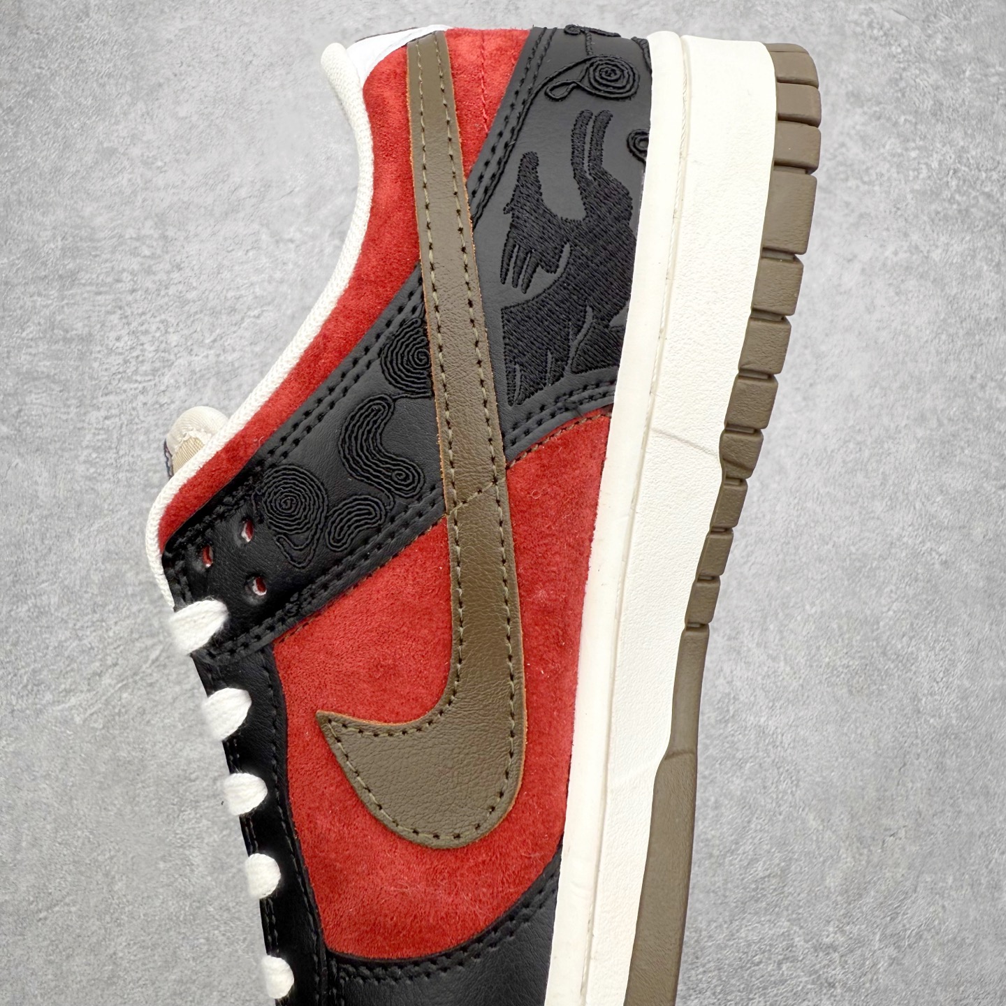 图片[7]-＃F版 NK Dunk SB Low 时尚舒适 防滑耐磨低帮板鞋 IQ1118-200 实力大厂出品 新配色陆续开发 利润个位数只为口碑 全套原纸板楦头开发 确保原汁原味 完美呈现DUNK版型 一比一鞋头弧度高度鞋身弧度 此版本只针对中端市场 皮料材质有所更替 其他数据细节工艺流程均保持一致 绝不口嗨 细节品控鞋型随意对比 独家私模官方第六代原厂航空铝磨具打磨大底 鞋头坡度极致还原 无解鞋型 原盒原配 圈内天花板工艺 原厂玻璃冲刀 超高清洁度 全鞋零毛边皮料切割 原厂中底布点胶 中底布拉帮走线遵循公司 尺码：36 36.5 37.5 38 38.5 39 40 40.5 41 42 42.5 43 44 44.5 45 46-选品中心
