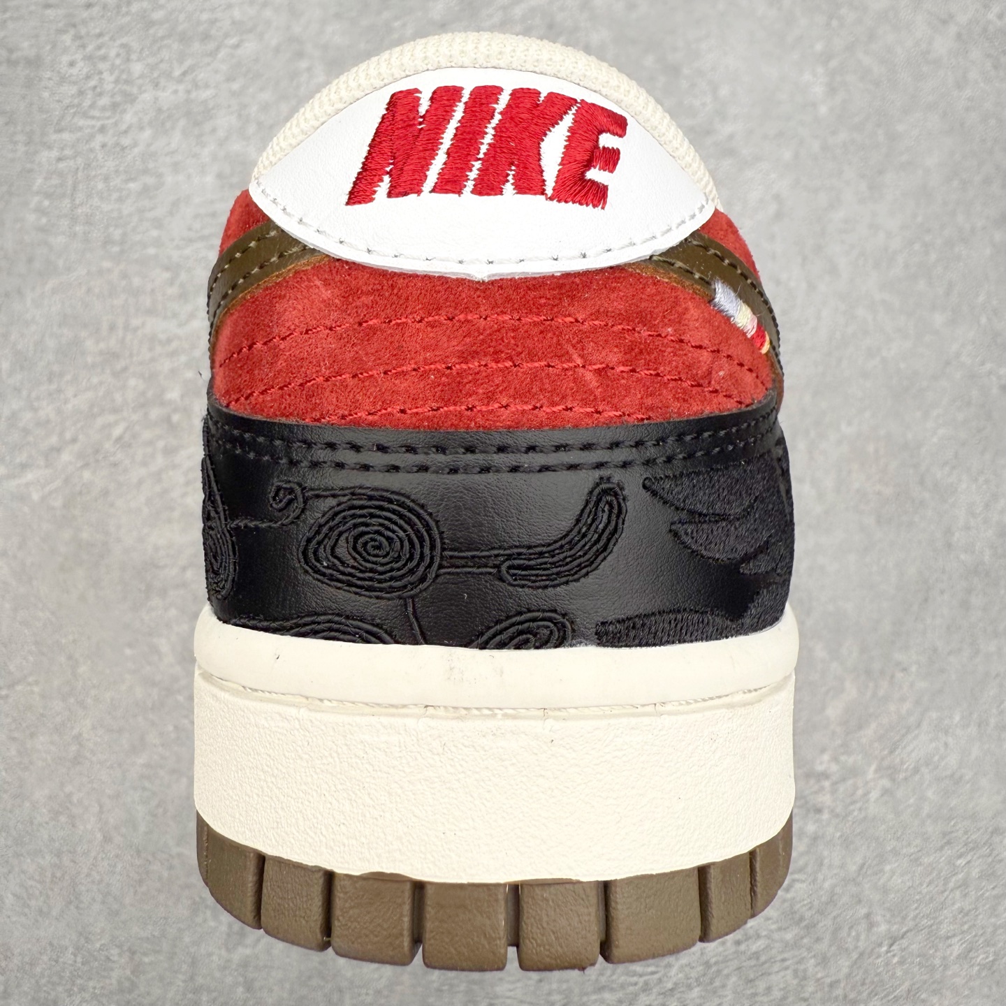 图片[8]-＃F版 NK Dunk SB Low 时尚舒适 防滑耐磨低帮板鞋 IQ1118-200 实力大厂出品 新配色陆续开发 利润个位数只为口碑 全套原纸板楦头开发 确保原汁原味 完美呈现DUNK版型 一比一鞋头弧度高度鞋身弧度 此版本只针对中端市场 皮料材质有所更替 其他数据细节工艺流程均保持一致 绝不口嗨 细节品控鞋型随意对比 独家私模官方第六代原厂航空铝磨具打磨大底 鞋头坡度极致还原 无解鞋型 原盒原配 圈内天花板工艺 原厂玻璃冲刀 超高清洁度 全鞋零毛边皮料切割 原厂中底布点胶 中底布拉帮走线遵循公司 尺码：36 36.5 37.5 38 38.5 39 40 40.5 41 42 42.5 43 44 44.5 45 46-选品中心