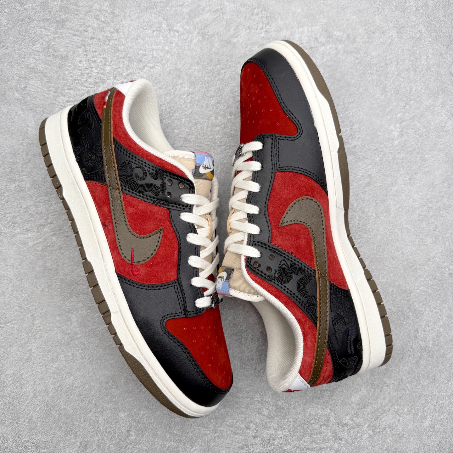 图片[3]-＃F版 NK Dunk SB Low 时尚舒适 防滑耐磨低帮板鞋 IQ1118-200 实力大厂出品 新配色陆续开发 利润个位数只为口碑 全套原纸板楦头开发 确保原汁原味 完美呈现DUNK版型 一比一鞋头弧度高度鞋身弧度 此版本只针对中端市场 皮料材质有所更替 其他数据细节工艺流程均保持一致 绝不口嗨 细节品控鞋型随意对比 独家私模官方第六代原厂航空铝磨具打磨大底 鞋头坡度极致还原 无解鞋型 原盒原配 圈内天花板工艺 原厂玻璃冲刀 超高清洁度 全鞋零毛边皮料切割 原厂中底布点胶 中底布拉帮走线遵循公司 尺码：36 36.5 37.5 38 38.5 39 40 40.5 41 42 42.5 43 44 44.5 45 46-选品中心