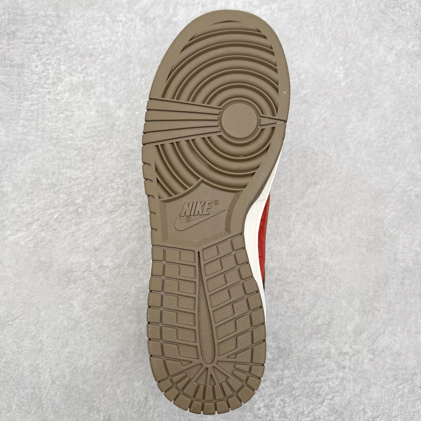 图片[9]-＃F版 NK Dunk SB Low 时尚舒适 防滑耐磨低帮板鞋 IQ1118-200 实力大厂出品 新配色陆续开发 利润个位数只为口碑 全套原纸板楦头开发 确保原汁原味 完美呈现DUNK版型 一比一鞋头弧度高度鞋身弧度 此版本只针对中端市场 皮料材质有所更替 其他数据细节工艺流程均保持一致 绝不口嗨 细节品控鞋型随意对比 独家私模官方第六代原厂航空铝磨具打磨大底 鞋头坡度极致还原 无解鞋型 原盒原配 圈内天花板工艺 原厂玻璃冲刀 超高清洁度 全鞋零毛边皮料切割 原厂中底布点胶 中底布拉帮走线遵循公司 尺码：36 36.5 37.5 38 38.5 39 40 40.5 41 42 42.5 43 44 44.5 45 46-选品中心