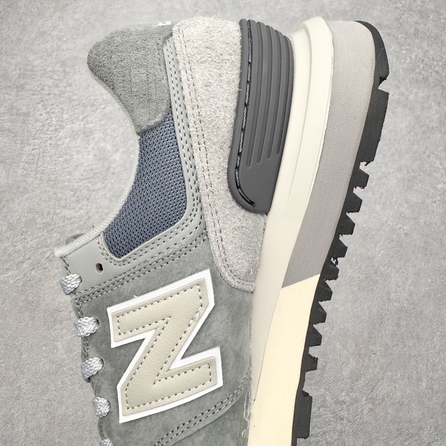 图片[7]-NB新百伦New Balance U574升级版系列低帮复古休闲运动慢跑鞋 新版NB574，妥妥美产既视感有木有。相较传统574，新版鞋跟及鞋面设计自带9系美产既视感！鞋面、内衬质感以及穿着体验更加！鞋型更流畅和饱满,鞋底增添了风格的多样化!底部升级橡胶颗粒大底,更防滑耐磨,上脚后感觉柔软且舒适。尺码：36 36.5 37.5 38 38.5 39.5 40 40.5 41.5 42 42.5 43 44 45-选品中心
