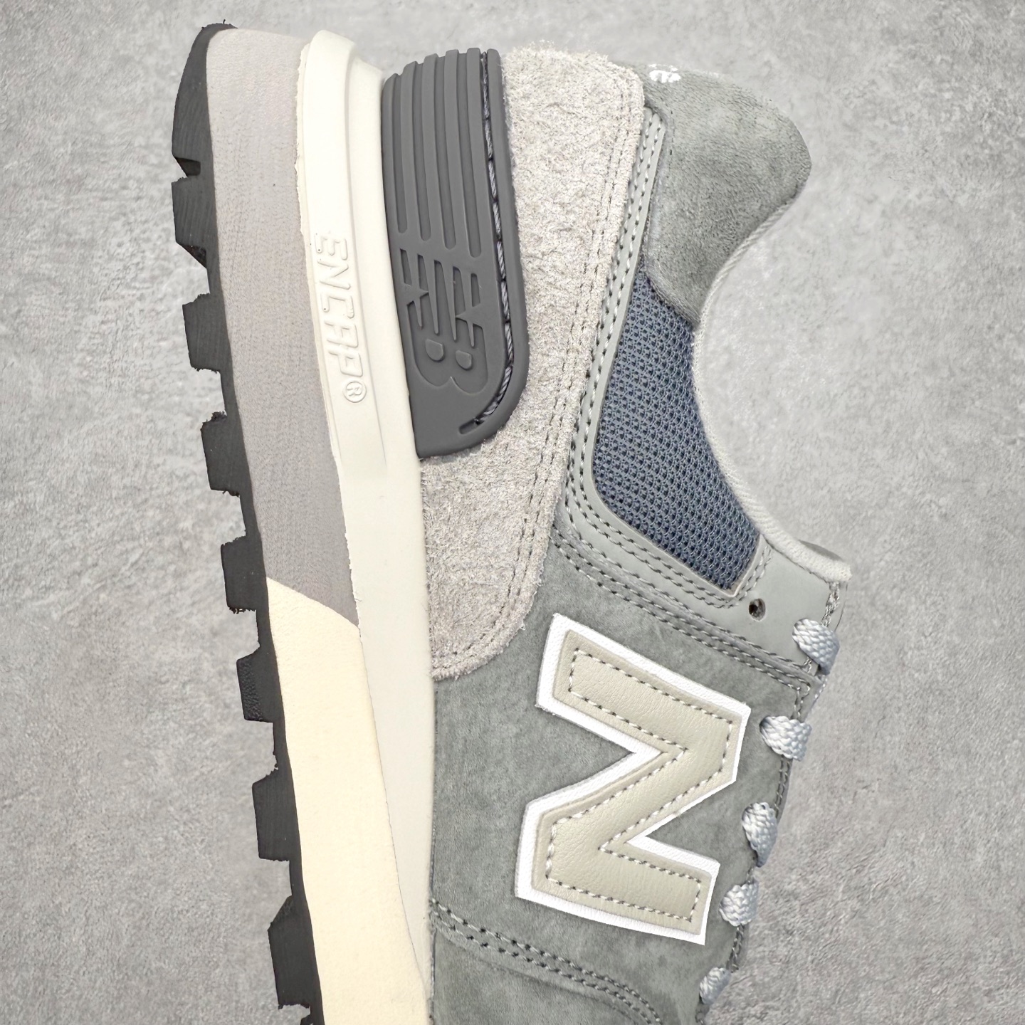 图片[6]-NB新百伦New Balance U574升级版系列低帮复古休闲运动慢跑鞋 新版NB574，妥妥美产既视感有木有。相较传统574，新版鞋跟及鞋面设计自带9系美产既视感！鞋面、内衬质感以及穿着体验更加！鞋型更流畅和饱满,鞋底增添了风格的多样化!底部升级橡胶颗粒大底,更防滑耐磨,上脚后感觉柔软且舒适。尺码：36 36.5 37.5 38 38.5 39.5 40 40.5 41.5 42 42.5 43 44 45-选品中心