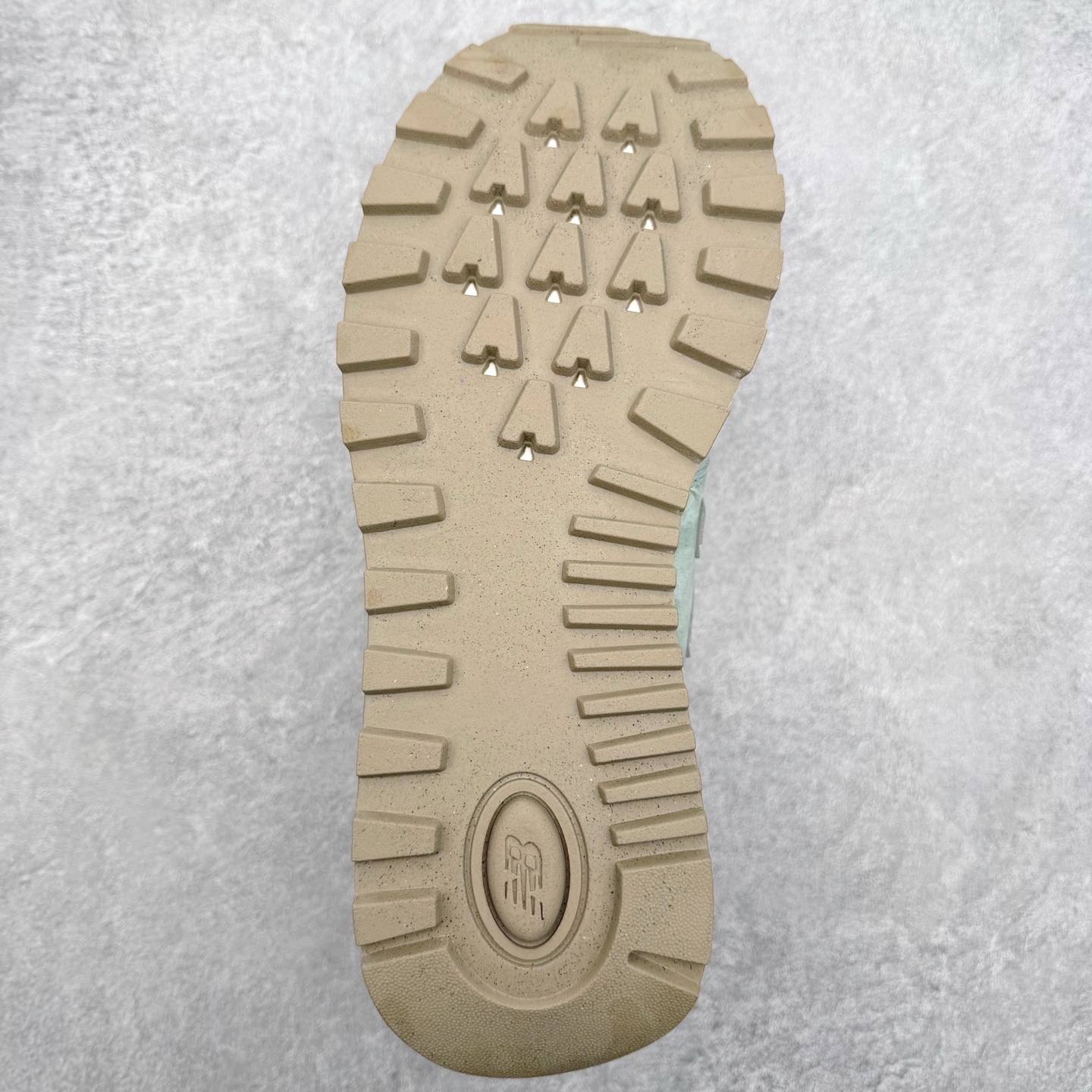 图片[9]-NB新百伦New Balance U574升级版系列低帮复古休闲运动慢跑鞋 新版NB574，妥妥美产既视感有木有。相较传统574，新版鞋跟及鞋面设计自带9系美产既视感！鞋面、内衬质感以及穿着体验更加！鞋型更流畅和饱满,鞋底增添了风格的多样化!底部升级橡胶颗粒大底,更防滑耐磨,上脚后感觉柔软且舒适。尺码：36 36.5 37.5 38 38.5 39.5 40 40.5 41.5 42 42.5 43 44 45-选品中心