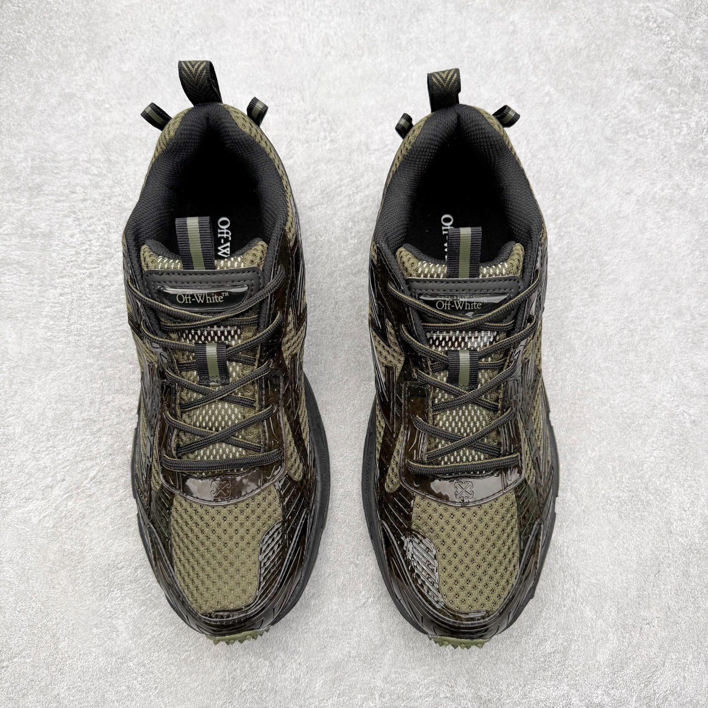 图片[2]-＃KX Off-White 2024年OW最新款跑鞋 #百分百原盒正确版 原楦原纸板数据开发 4层分离大底#鞋面采用3d立体打印和多种材料拼接而成#防滑耐磨透气性轻便跑鞋 作为曾经爆火 并且定位奢潮领域的标志性品牌 Off-White 仍需要不断更新符合当下潮流时尚的复古运动鞋款，以期收获基本盘消费者的关注 此次更新的 Off-White 新款运动鞋将经典复古老爹鞋细节设计更加夸张化 并将标志性箭头设计置于显著位置 除此之外 整个系列的色彩搭配也可谓纷繁多样 总有一款适合你 Off-White最新运动鞋款估计将在未来几个月登陆品牌专柜 喜欢的朋友切莫错过 尺码：36 37 38 39 40 41 42 43 44 45 46 47-选品中心