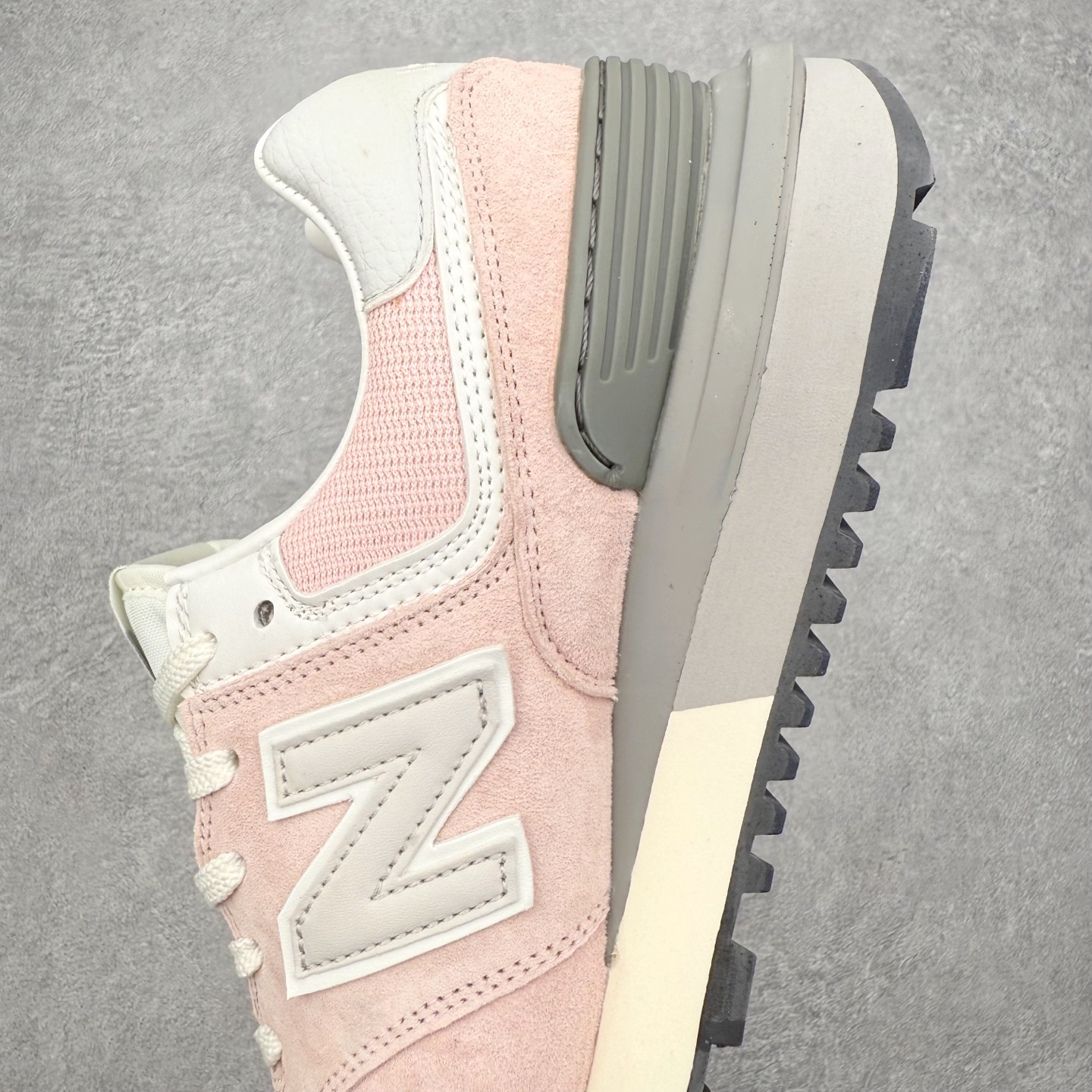图片[7]-NB新百伦New Balance U574升级版系列低帮复古休闲运动慢跑鞋 新版NB574，妥妥美产既视感有木有。相较传统574，新版鞋跟及鞋面设计自带9系美产既视感！鞋面、内衬质感以及穿着体验更加！鞋型更流畅和饱满,鞋底增添了风格的多样化!底部升级橡胶颗粒大底,更防滑耐磨,上脚后感觉柔软且舒适。尺码：36 36.5 37.5 38 38.5 39.5 40 40.5 41.5 42 42.5 43 44 45-选品中心