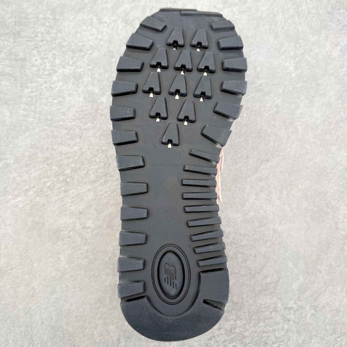 图片[9]-NB新百伦New Balance U574升级版系列低帮复古休闲运动慢跑鞋 新版NB574，妥妥美产既视感有木有。相较传统574，新版鞋跟及鞋面设计自带9系美产既视感！鞋面、内衬质感以及穿着体验更加！鞋型更流畅和饱满,鞋底增添了风格的多样化!底部升级橡胶颗粒大底,更防滑耐磨,上脚后感觉柔软且舒适。尺码：36 36.5 37.5 38 38.5 39.5 40 40.5 41.5 42 42.5 43 44 45-选品中心