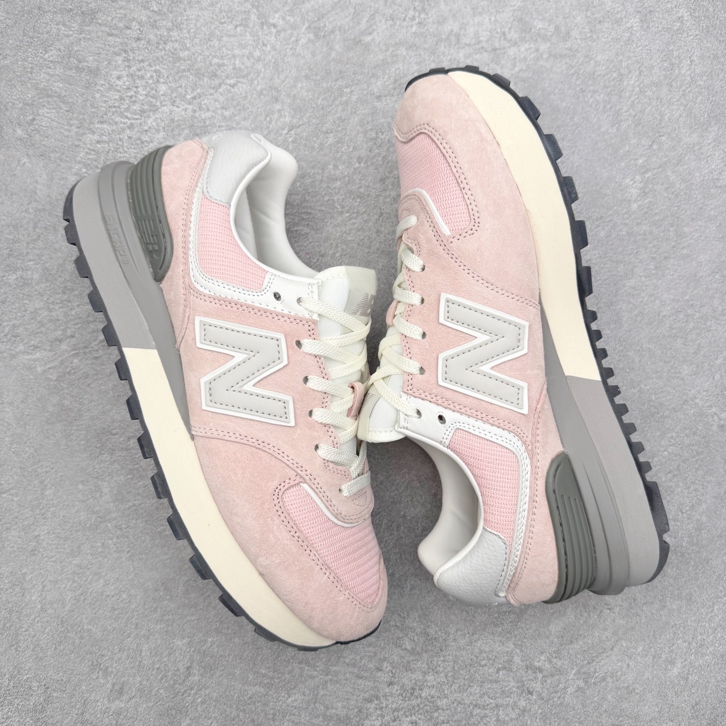 图片[3]-NB新百伦New Balance U574升级版系列低帮复古休闲运动慢跑鞋 新版NB574，妥妥美产既视感有木有。相较传统574，新版鞋跟及鞋面设计自带9系美产既视感！鞋面、内衬质感以及穿着体验更加！鞋型更流畅和饱满,鞋底增添了风格的多样化!底部升级橡胶颗粒大底,更防滑耐磨,上脚后感觉柔软且舒适。尺码：36 36.5 37.5 38 38.5 39.5 40 40.5 41.5 42 42.5 43 44 45-选品中心