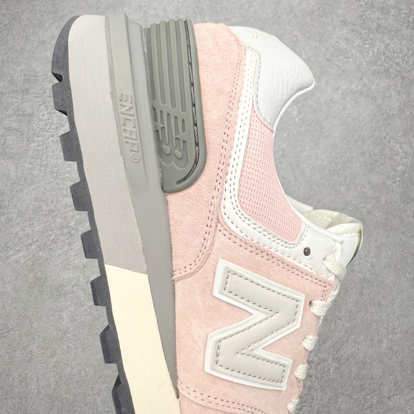 图片[6]-NB新百伦New Balance U574升级版系列低帮复古休闲运动慢跑鞋 新版NB574，妥妥美产既视感有木有。相较传统574，新版鞋跟及鞋面设计自带9系美产既视感！鞋面、内衬质感以及穿着体验更加！鞋型更流畅和饱满,鞋底增添了风格的多样化!底部升级橡胶颗粒大底,更防滑耐磨,上脚后感觉柔软且舒适。尺码：36 36.5 37.5 38 38.5 39.5 40 40.5 41.5 42 42.5 43 44 45-选品中心