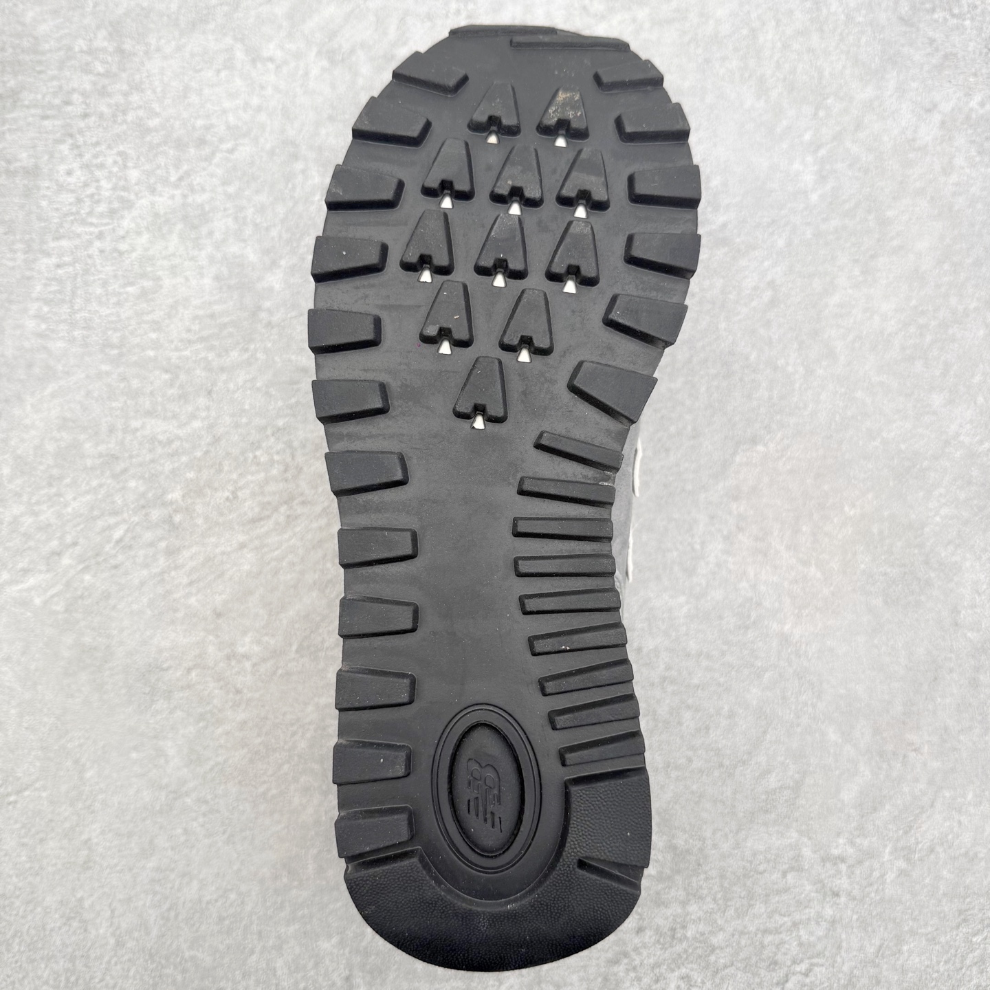 图片[9]-NB新百伦New Balance U574升级版系列低帮复古休闲运动慢跑鞋 新版NB574，妥妥美产既视感有木有。相较传统574，新版鞋跟及鞋面设计自带9系美产既视感！鞋面、内衬质感以及穿着体验更加！鞋型更流畅和饱满,鞋底增添了风格的多样化!底部升级橡胶颗粒大底,更防滑耐磨,上脚后感觉柔软且舒适。尺码：36 36.5 37.5 38 38.5 39.5 40 40.5 41.5 42 42.5 43 44 45-选品中心