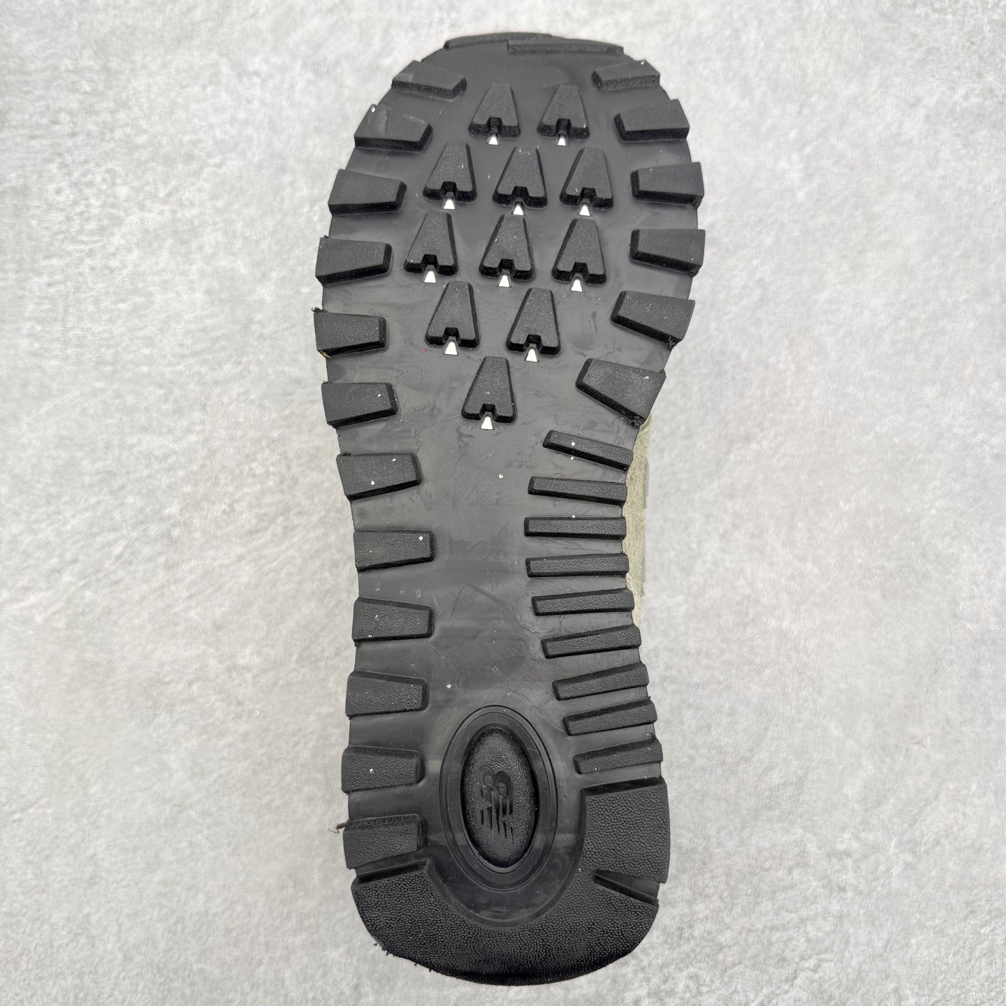 图片[9]-NB新百伦New Balance U574升级版系列低帮复古休闲运动慢跑鞋 新版NB574，妥妥美产既视感有木有。相较传统574，新版鞋跟及鞋面设计自带9系美产既视感！鞋面、内衬质感以及穿着体验更加！鞋型更流畅和饱满,鞋底增添了风格的多样化!底部升级橡胶颗粒大底,更防滑耐磨,上脚后感觉柔软且舒适。尺码：36 36.5 37.5 38 38.5 39.5 40 40.5 41.5 42 42.5 43 44 45-选品中心