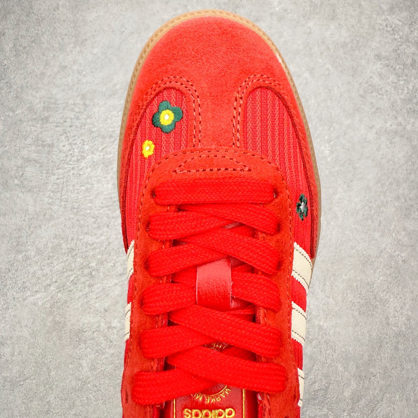 图片[4]-＃HZ AD Original Samba OG 桑巴复古经典轻便板鞋 IH9056 口碑大厂出品 全网最全AD系列 品控大底版型不断改良更新 全套原纸板楦头开发 确保原汁原味 完美呈现桑巴版型 一比一鞋头弧度高度鞋身弧度 此版本只针对中端市场 皮料材质有所更替 其他数据细节工艺流程均保持一致 绝不口嗨 细节品控鞋型随意对比 正确烫金高频细节 原装纳米超迁皮料 独家私模橡胶大底 原盒原配 这款桑巴鞋展示了高质量的工艺 带有装饰的超锁缝制和无缝的手感 柔软、柔软的皮革造型和标志性的3条纹完成了精致的外观 正规合身鞋带 鞋面上有绒面鞋垫 橡胶鞋底 享受正畸套筒软感 自50年代首次亮相以来就一直在赢得粉丝的青睐 尺码：36 36.5 37.5 38 38.5 39 40 40.5 41 42 42.5 43 44 44.5 45-选品中心