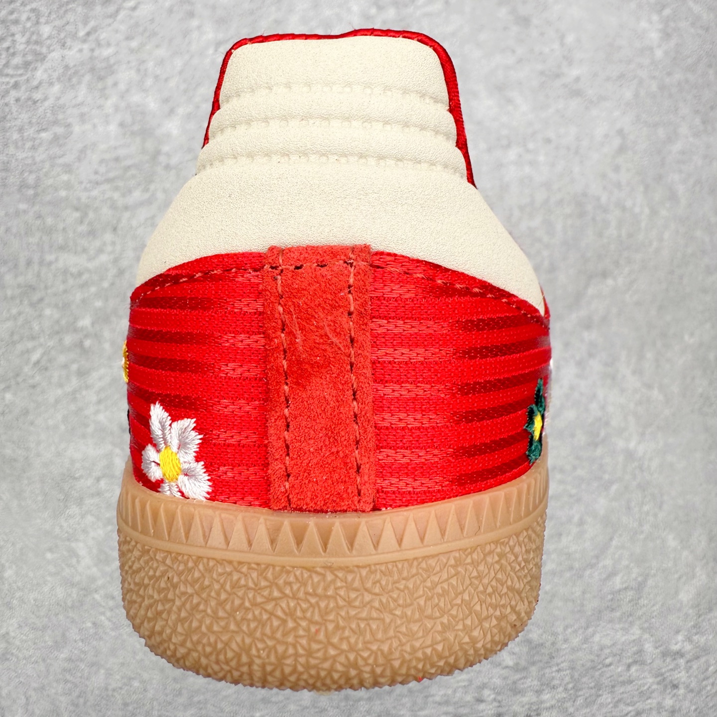 图片[8]-＃HZ AD Original Samba OG 桑巴复古经典轻便板鞋 IH9056 口碑大厂出品 全网最全AD系列 品控大底版型不断改良更新 全套原纸板楦头开发 确保原汁原味 完美呈现桑巴版型 一比一鞋头弧度高度鞋身弧度 此版本只针对中端市场 皮料材质有所更替 其他数据细节工艺流程均保持一致 绝不口嗨 细节品控鞋型随意对比 正确烫金高频细节 原装纳米超迁皮料 独家私模橡胶大底 原盒原配 这款桑巴鞋展示了高质量的工艺 带有装饰的超锁缝制和无缝的手感 柔软、柔软的皮革造型和标志性的3条纹完成了精致的外观 正规合身鞋带 鞋面上有绒面鞋垫 橡胶鞋底 享受正畸套筒软感 自50年代首次亮相以来就一直在赢得粉丝的青睐 尺码：36 36.5 37.5 38 38.5 39 40 40.5 41 42 42.5 43 44 44.5 45-选品中心