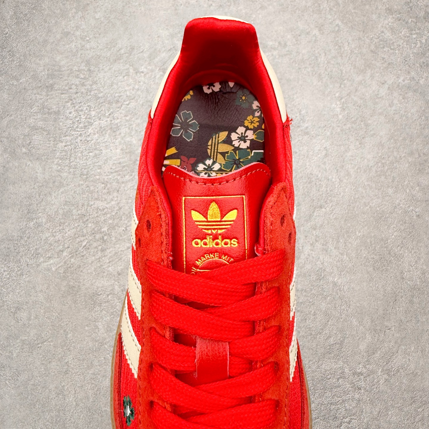 图片[5]-＃HZ AD Original Samba OG 桑巴复古经典轻便板鞋 IH9056 口碑大厂出品 全网最全AD系列 品控大底版型不断改良更新 全套原纸板楦头开发 确保原汁原味 完美呈现桑巴版型 一比一鞋头弧度高度鞋身弧度 此版本只针对中端市场 皮料材质有所更替 其他数据细节工艺流程均保持一致 绝不口嗨 细节品控鞋型随意对比 正确烫金高频细节 原装纳米超迁皮料 独家私模橡胶大底 原盒原配 这款桑巴鞋展示了高质量的工艺 带有装饰的超锁缝制和无缝的手感 柔软、柔软的皮革造型和标志性的3条纹完成了精致的外观 正规合身鞋带 鞋面上有绒面鞋垫 橡胶鞋底 享受正畸套筒软感 自50年代首次亮相以来就一直在赢得粉丝的青睐 尺码：36 36.5 37.5 38 38.5 39 40 40.5 41 42 42.5 43 44 44.5 45-选品中心