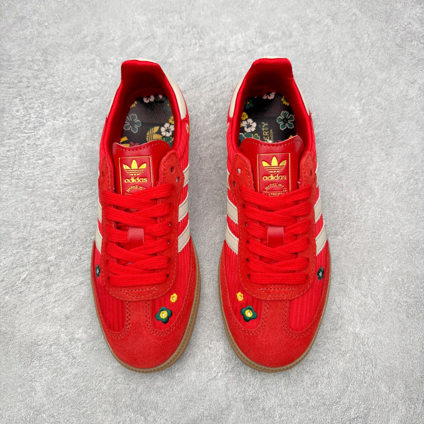 图片[2]-＃HZ AD Original Samba OG 桑巴复古经典轻便板鞋 IH9056 口碑大厂出品 全网最全AD系列 品控大底版型不断改良更新 全套原纸板楦头开发 确保原汁原味 完美呈现桑巴版型 一比一鞋头弧度高度鞋身弧度 此版本只针对中端市场 皮料材质有所更替 其他数据细节工艺流程均保持一致 绝不口嗨 细节品控鞋型随意对比 正确烫金高频细节 原装纳米超迁皮料 独家私模橡胶大底 原盒原配 这款桑巴鞋展示了高质量的工艺 带有装饰的超锁缝制和无缝的手感 柔软、柔软的皮革造型和标志性的3条纹完成了精致的外观 正规合身鞋带 鞋面上有绒面鞋垫 橡胶鞋底 享受正畸套筒软感 自50年代首次亮相以来就一直在赢得粉丝的青睐 尺码：36 36.5 37.5 38 38.5 39 40 40.5 41 42 42.5 43 44 44.5 45-选品中心