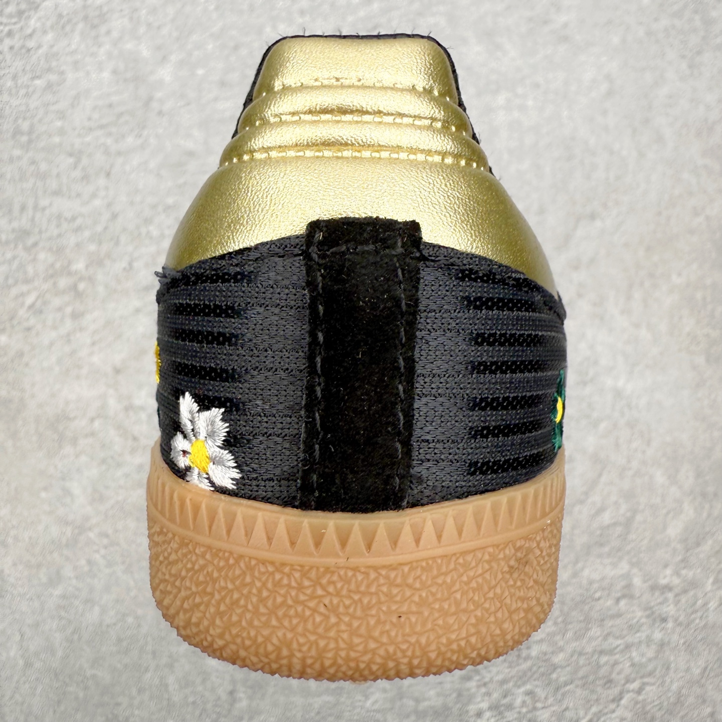 图片[8]-＃HZ AD Original Samba OG 桑巴复古经典轻便板鞋 IH1331 口碑大厂出品 全网最全AD系列 品控大底版型不断改良更新 全套原纸板楦头开发 确保原汁原味 完美呈现桑巴版型 一比一鞋头弧度高度鞋身弧度 此版本只针对中端市场 皮料材质有所更替 其他数据细节工艺流程均保持一致 绝不口嗨 细节品控鞋型随意对比 正确烫金高频细节 原装纳米超迁皮料 独家私模橡胶大底 原盒原配 这款桑巴鞋展示了高质量的工艺 带有装饰的超锁缝制和无缝的手感 柔软、柔软的皮革造型和标志性的3条纹完成了精致的外观 正规合身鞋带 鞋面上有绒面鞋垫 橡胶鞋底 享受正畸套筒软感 自50年代首次亮相以来就一直在赢得粉丝的青睐 尺码：36 36.5 37.5 38 38.5 39 40 40.5 41 42 42.5 43 44 44.5 45-选品中心