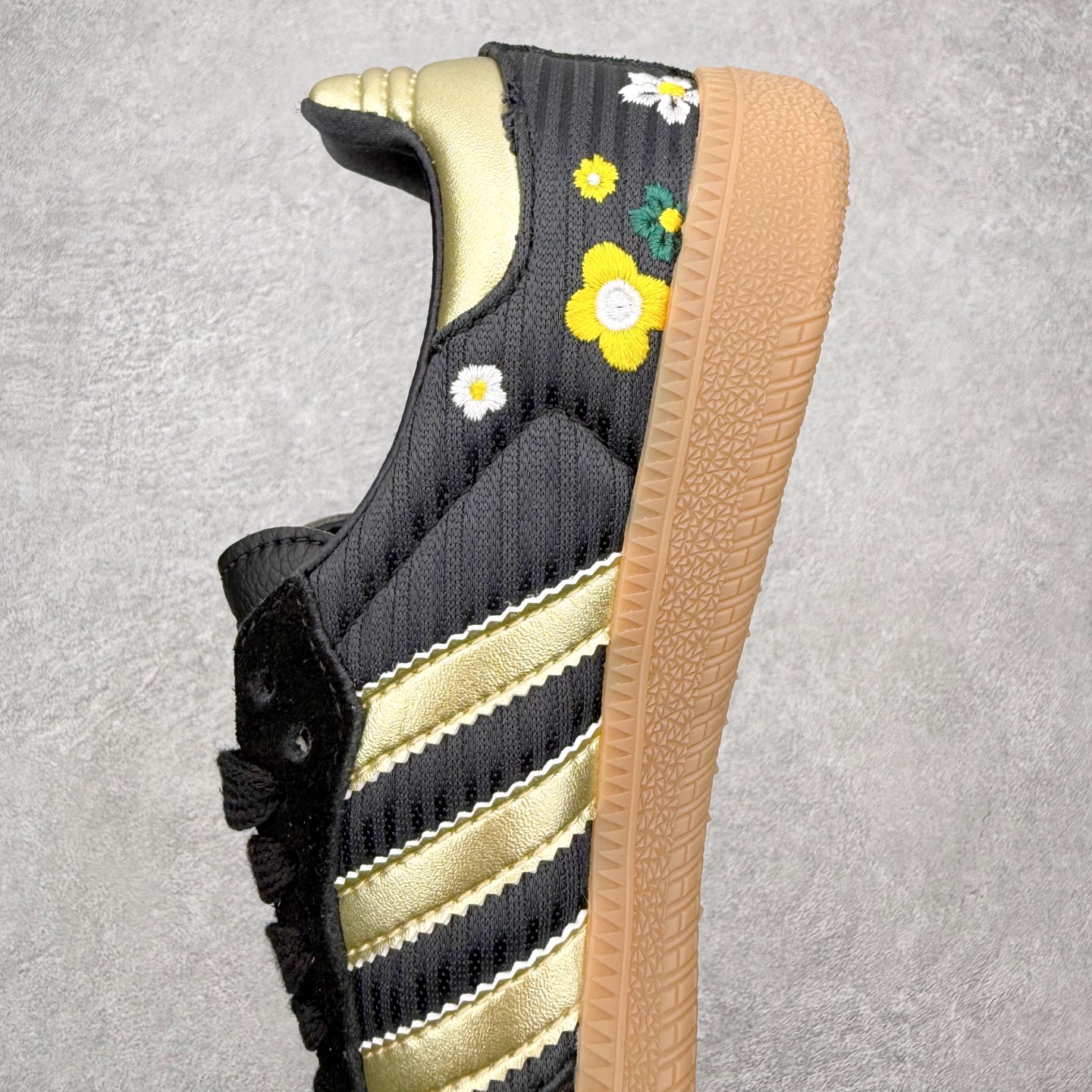 图片[7]-＃HZ AD Original Samba OG 桑巴复古经典轻便板鞋 IH1331 口碑大厂出品 全网最全AD系列 品控大底版型不断改良更新 全套原纸板楦头开发 确保原汁原味 完美呈现桑巴版型 一比一鞋头弧度高度鞋身弧度 此版本只针对中端市场 皮料材质有所更替 其他数据细节工艺流程均保持一致 绝不口嗨 细节品控鞋型随意对比 正确烫金高频细节 原装纳米超迁皮料 独家私模橡胶大底 原盒原配 这款桑巴鞋展示了高质量的工艺 带有装饰的超锁缝制和无缝的手感 柔软、柔软的皮革造型和标志性的3条纹完成了精致的外观 正规合身鞋带 鞋面上有绒面鞋垫 橡胶鞋底 享受正畸套筒软感 自50年代首次亮相以来就一直在赢得粉丝的青睐 尺码：36 36.5 37.5 38 38.5 39 40 40.5 41 42 42.5 43 44 44.5 45-选品中心