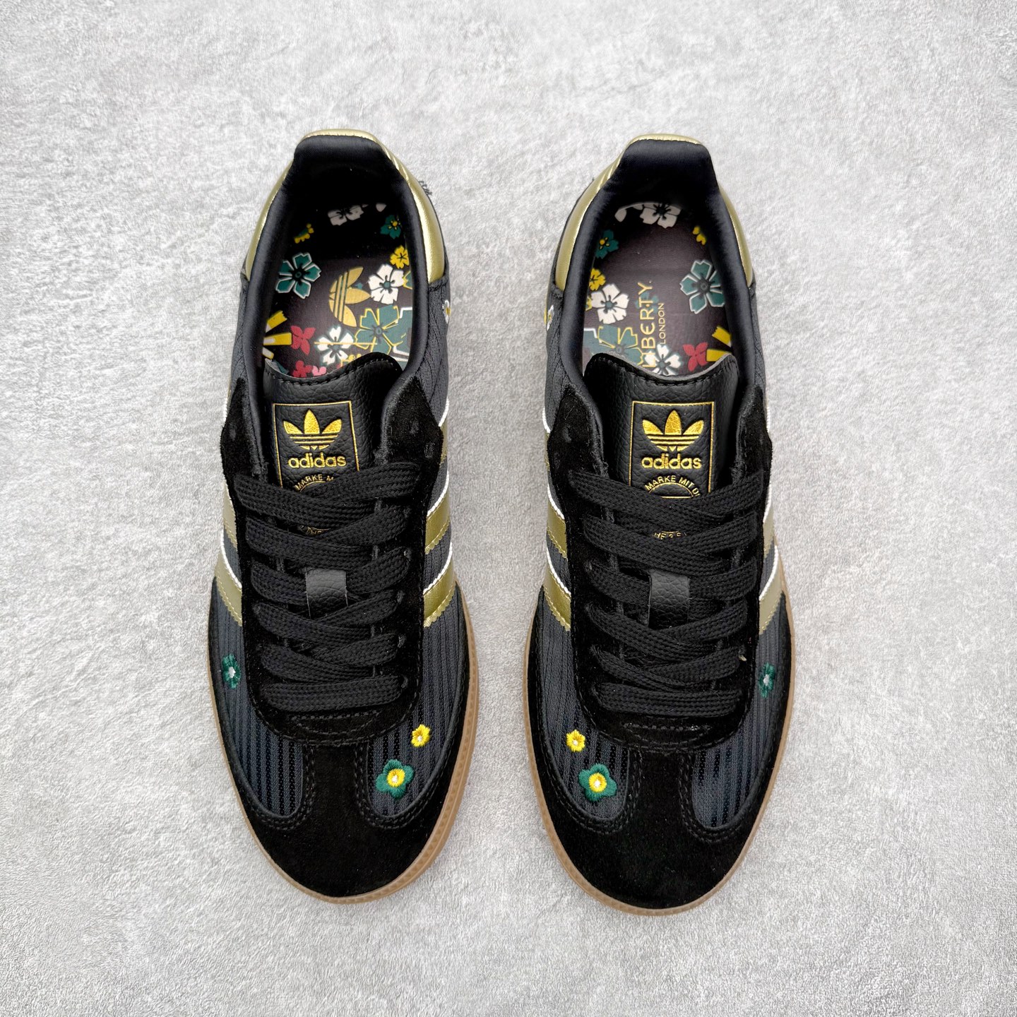 图片[2]-＃HZ AD Original Samba OG 桑巴复古经典轻便板鞋 IH1331 口碑大厂出品 全网最全AD系列 品控大底版型不断改良更新 全套原纸板楦头开发 确保原汁原味 完美呈现桑巴版型 一比一鞋头弧度高度鞋身弧度 此版本只针对中端市场 皮料材质有所更替 其他数据细节工艺流程均保持一致 绝不口嗨 细节品控鞋型随意对比 正确烫金高频细节 原装纳米超迁皮料 独家私模橡胶大底 原盒原配 这款桑巴鞋展示了高质量的工艺 带有装饰的超锁缝制和无缝的手感 柔软、柔软的皮革造型和标志性的3条纹完成了精致的外观 正规合身鞋带 鞋面上有绒面鞋垫 橡胶鞋底 享受正畸套筒软感 自50年代首次亮相以来就一直在赢得粉丝的青睐 尺码：36 36.5 37.5 38 38.5 39 40 40.5 41 42 42.5 43 44 44.5 45-选品中心