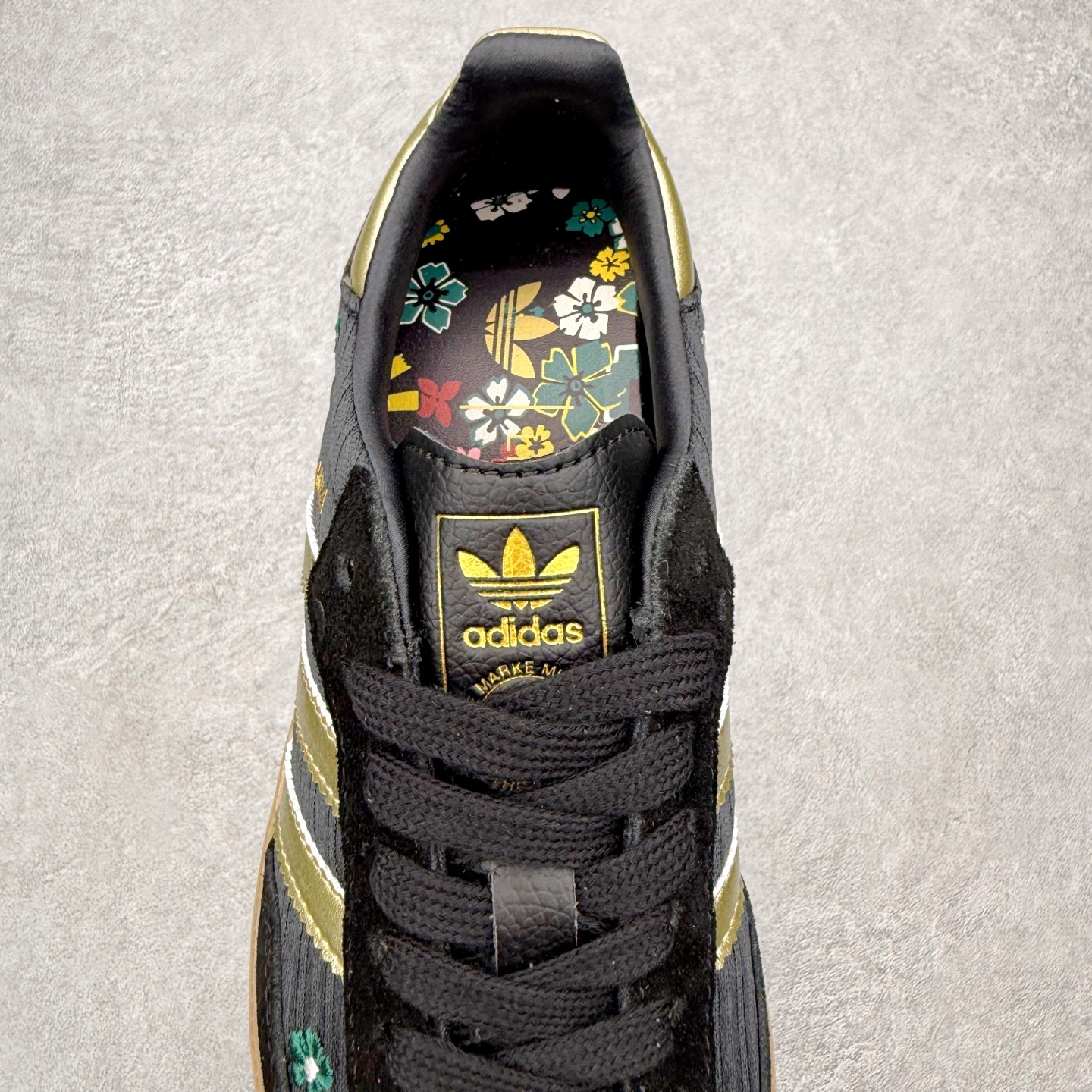 图片[5]-＃HZ AD Original Samba OG 桑巴复古经典轻便板鞋 IH1331 口碑大厂出品 全网最全AD系列 品控大底版型不断改良更新 全套原纸板楦头开发 确保原汁原味 完美呈现桑巴版型 一比一鞋头弧度高度鞋身弧度 此版本只针对中端市场 皮料材质有所更替 其他数据细节工艺流程均保持一致 绝不口嗨 细节品控鞋型随意对比 正确烫金高频细节 原装纳米超迁皮料 独家私模橡胶大底 原盒原配 这款桑巴鞋展示了高质量的工艺 带有装饰的超锁缝制和无缝的手感 柔软、柔软的皮革造型和标志性的3条纹完成了精致的外观 正规合身鞋带 鞋面上有绒面鞋垫 橡胶鞋底 享受正畸套筒软感 自50年代首次亮相以来就一直在赢得粉丝的青睐 尺码：36 36.5 37.5 38 38.5 39 40 40.5 41 42 42.5 43 44 44.5 45-选品中心