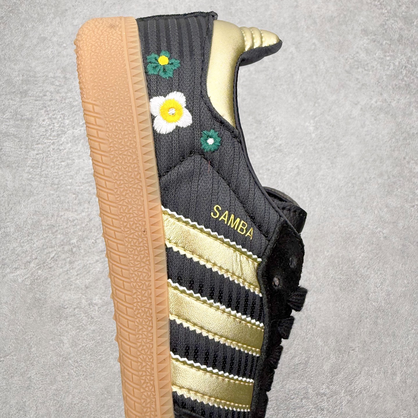 图片[6]-＃HZ AD Original Samba OG 桑巴复古经典轻便板鞋 IH1331 口碑大厂出品 全网最全AD系列 品控大底版型不断改良更新 全套原纸板楦头开发 确保原汁原味 完美呈现桑巴版型 一比一鞋头弧度高度鞋身弧度 此版本只针对中端市场 皮料材质有所更替 其他数据细节工艺流程均保持一致 绝不口嗨 细节品控鞋型随意对比 正确烫金高频细节 原装纳米超迁皮料 独家私模橡胶大底 原盒原配 这款桑巴鞋展示了高质量的工艺 带有装饰的超锁缝制和无缝的手感 柔软、柔软的皮革造型和标志性的3条纹完成了精致的外观 正规合身鞋带 鞋面上有绒面鞋垫 橡胶鞋底 享受正畸套筒软感 自50年代首次亮相以来就一直在赢得粉丝的青睐 尺码：36 36.5 37.5 38 38.5 39 40 40.5 41 42 42.5 43 44 44.5 45-选品中心