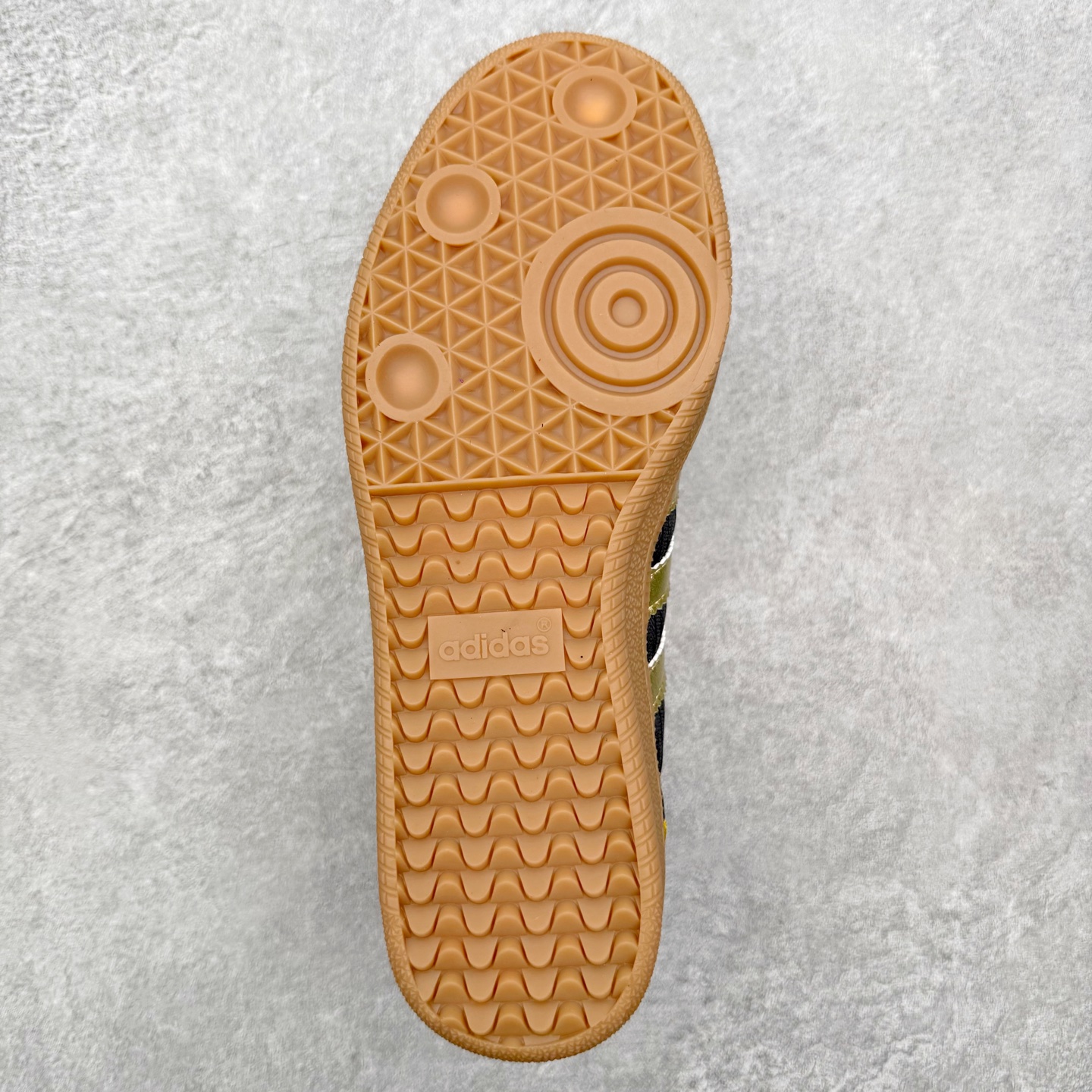 图片[9]-＃HZ AD Original Samba OG 桑巴复古经典轻便板鞋 IH1331 口碑大厂出品 全网最全AD系列 品控大底版型不断改良更新 全套原纸板楦头开发 确保原汁原味 完美呈现桑巴版型 一比一鞋头弧度高度鞋身弧度 此版本只针对中端市场 皮料材质有所更替 其他数据细节工艺流程均保持一致 绝不口嗨 细节品控鞋型随意对比 正确烫金高频细节 原装纳米超迁皮料 独家私模橡胶大底 原盒原配 这款桑巴鞋展示了高质量的工艺 带有装饰的超锁缝制和无缝的手感 柔软、柔软的皮革造型和标志性的3条纹完成了精致的外观 正规合身鞋带 鞋面上有绒面鞋垫 橡胶鞋底 享受正畸套筒软感 自50年代首次亮相以来就一直在赢得粉丝的青睐 尺码：36 36.5 37.5 38 38.5 39 40 40.5 41 42 42.5 43 44 44.5 45-选品中心