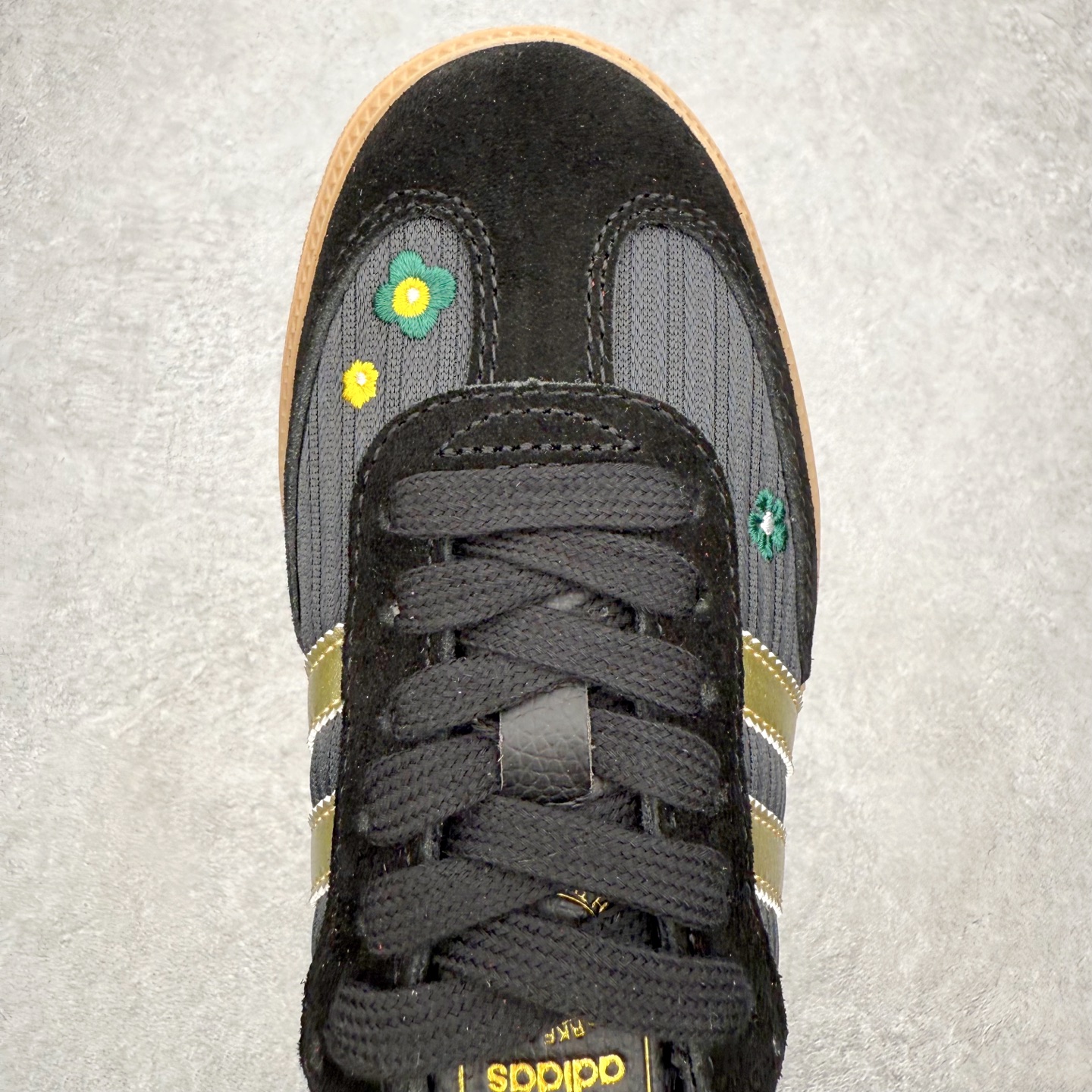 图片[4]-＃HZ AD Original Samba OG 桑巴复古经典轻便板鞋 IH1331 口碑大厂出品 全网最全AD系列 品控大底版型不断改良更新 全套原纸板楦头开发 确保原汁原味 完美呈现桑巴版型 一比一鞋头弧度高度鞋身弧度 此版本只针对中端市场 皮料材质有所更替 其他数据细节工艺流程均保持一致 绝不口嗨 细节品控鞋型随意对比 正确烫金高频细节 原装纳米超迁皮料 独家私模橡胶大底 原盒原配 这款桑巴鞋展示了高质量的工艺 带有装饰的超锁缝制和无缝的手感 柔软、柔软的皮革造型和标志性的3条纹完成了精致的外观 正规合身鞋带 鞋面上有绒面鞋垫 橡胶鞋底 享受正畸套筒软感 自50年代首次亮相以来就一直在赢得粉丝的青睐 尺码：36 36.5 37.5 38 38.5 39 40 40.5 41 42 42.5 43 44 44.5 45-选品中心