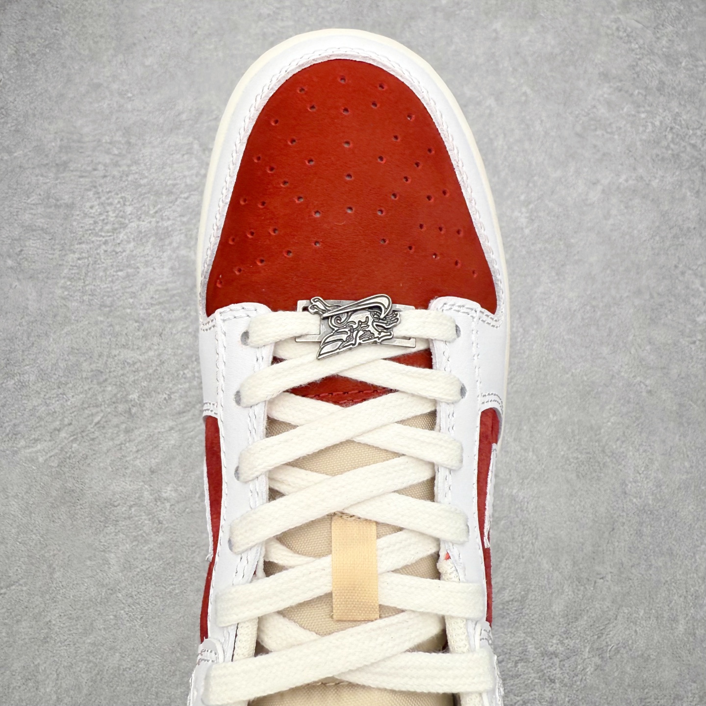 图片[4]-＃F版 NK Dunk SB Low 时尚舒适 防滑耐磨低帮板鞋 IQ1888-200 实力大厂出品 新配色陆续开发 利润个位数只为口碑 全套原纸板楦头开发 确保原汁原味 完美呈现DUNK版型 一比一鞋头弧度高度鞋身弧度 此版本只针对中端市场 皮料材质有所更替 其他数据细节工艺流程均保持一致 绝不口嗨 细节品控鞋型随意对比 独家私模官方第六代原厂航空铝磨具打磨大底 鞋头坡度极致还原 无解鞋型 原盒原配 圈内天花板工艺 原厂玻璃冲刀 超高清洁度 全鞋零毛边皮料切割 原厂中底布点胶 中底布拉帮走线遵循公司 尺码：36 36.5 37.5 38 38.5 39 40 40.5 41 42 42.5 43 44 44.5 45 46-选品中心