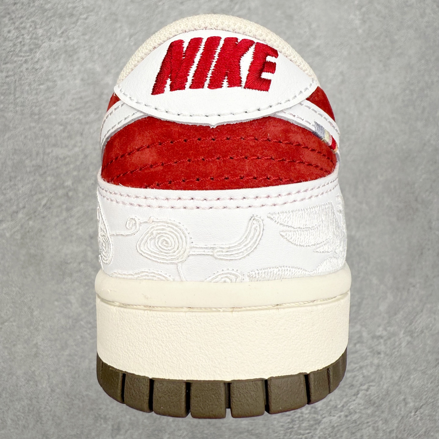 图片[8]-＃F版 NK Dunk SB Low 时尚舒适 防滑耐磨低帮板鞋 IQ1888-200 实力大厂出品 新配色陆续开发 利润个位数只为口碑 全套原纸板楦头开发 确保原汁原味 完美呈现DUNK版型 一比一鞋头弧度高度鞋身弧度 此版本只针对中端市场 皮料材质有所更替 其他数据细节工艺流程均保持一致 绝不口嗨 细节品控鞋型随意对比 独家私模官方第六代原厂航空铝磨具打磨大底 鞋头坡度极致还原 无解鞋型 原盒原配 圈内天花板工艺 原厂玻璃冲刀 超高清洁度 全鞋零毛边皮料切割 原厂中底布点胶 中底布拉帮走线遵循公司 尺码：36 36.5 37.5 38 38.5 39 40 40.5 41 42 42.5 43 44 44.5 45 46-选品中心