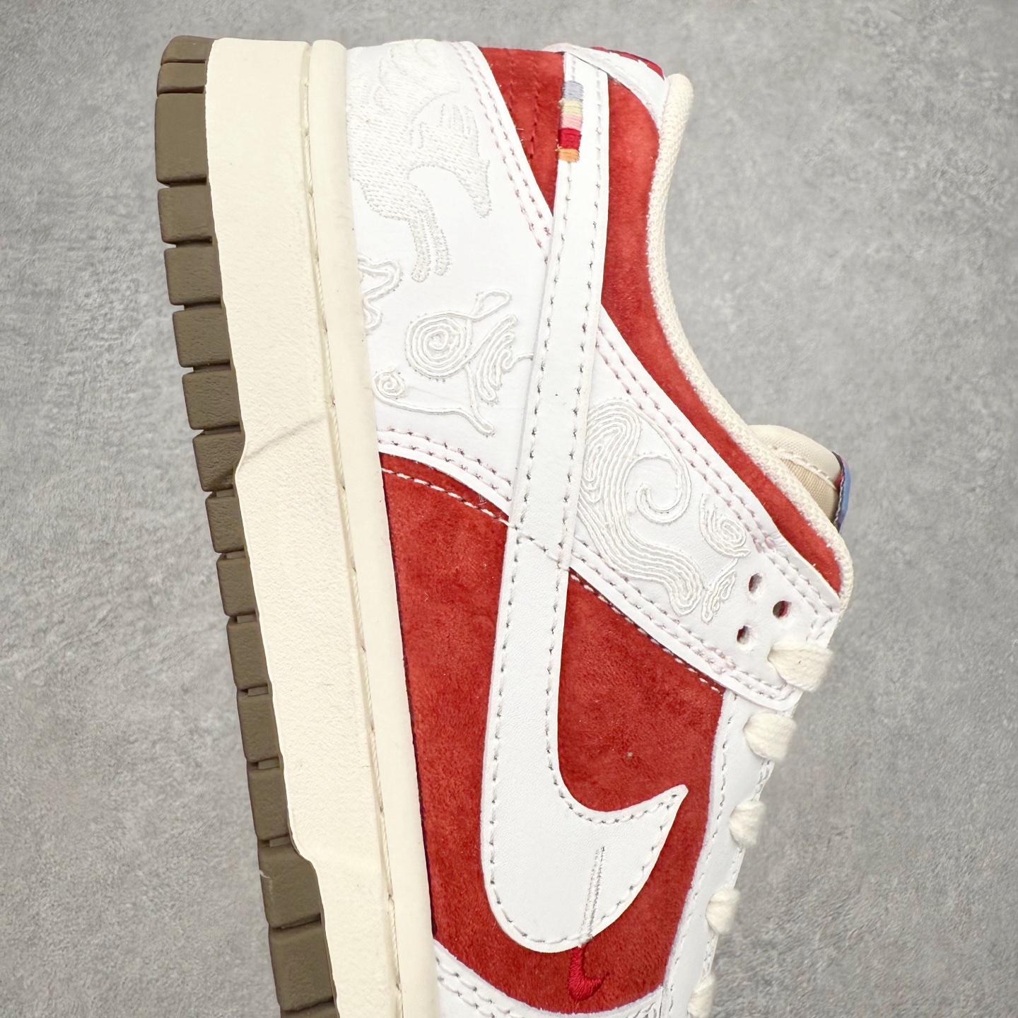 图片[6]-＃F版 NK Dunk SB Low 时尚舒适 防滑耐磨低帮板鞋 IQ1888-200 实力大厂出品 新配色陆续开发 利润个位数只为口碑 全套原纸板楦头开发 确保原汁原味 完美呈现DUNK版型 一比一鞋头弧度高度鞋身弧度 此版本只针对中端市场 皮料材质有所更替 其他数据细节工艺流程均保持一致 绝不口嗨 细节品控鞋型随意对比 独家私模官方第六代原厂航空铝磨具打磨大底 鞋头坡度极致还原 无解鞋型 原盒原配 圈内天花板工艺 原厂玻璃冲刀 超高清洁度 全鞋零毛边皮料切割 原厂中底布点胶 中底布拉帮走线遵循公司 尺码：36 36.5 37.5 38 38.5 39 40 40.5 41 42 42.5 43 44 44.5 45 46-选品中心