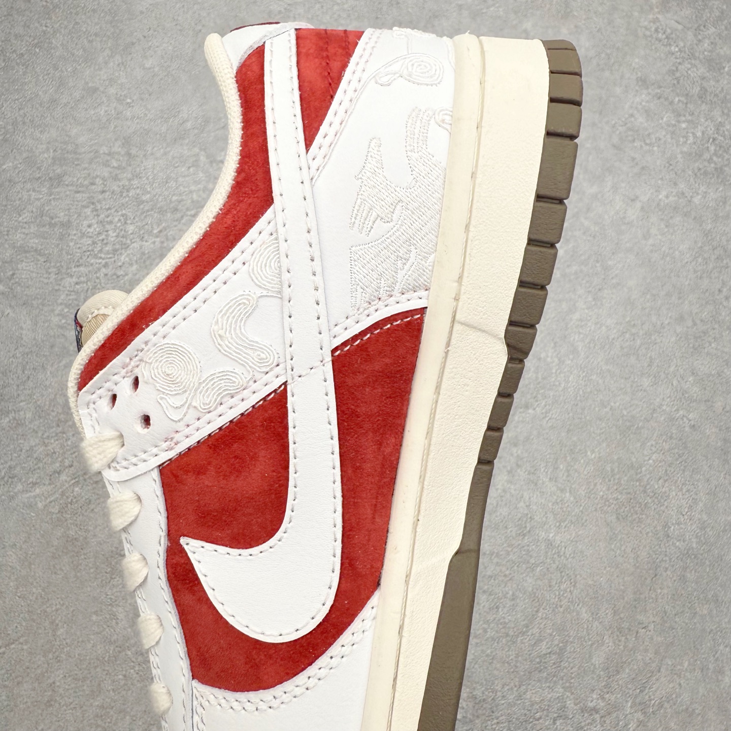 图片[7]-＃F版 NK Dunk SB Low 时尚舒适 防滑耐磨低帮板鞋 IQ1888-200 实力大厂出品 新配色陆续开发 利润个位数只为口碑 全套原纸板楦头开发 确保原汁原味 完美呈现DUNK版型 一比一鞋头弧度高度鞋身弧度 此版本只针对中端市场 皮料材质有所更替 其他数据细节工艺流程均保持一致 绝不口嗨 细节品控鞋型随意对比 独家私模官方第六代原厂航空铝磨具打磨大底 鞋头坡度极致还原 无解鞋型 原盒原配 圈内天花板工艺 原厂玻璃冲刀 超高清洁度 全鞋零毛边皮料切割 原厂中底布点胶 中底布拉帮走线遵循公司 尺码：36 36.5 37.5 38 38.5 39 40 40.5 41 42 42.5 43 44 44.5 45 46-选品中心