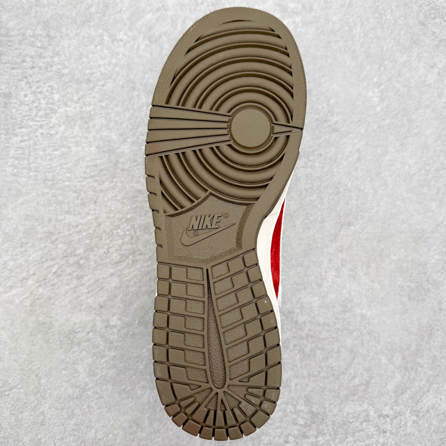 图片[9]-＃F版 NK Dunk SB Low 时尚舒适 防滑耐磨低帮板鞋 IQ1888-200 实力大厂出品 新配色陆续开发 利润个位数只为口碑 全套原纸板楦头开发 确保原汁原味 完美呈现DUNK版型 一比一鞋头弧度高度鞋身弧度 此版本只针对中端市场 皮料材质有所更替 其他数据细节工艺流程均保持一致 绝不口嗨 细节品控鞋型随意对比 独家私模官方第六代原厂航空铝磨具打磨大底 鞋头坡度极致还原 无解鞋型 原盒原配 圈内天花板工艺 原厂玻璃冲刀 超高清洁度 全鞋零毛边皮料切割 原厂中底布点胶 中底布拉帮走线遵循公司 尺码：36 36.5 37.5 38 38.5 39 40 40.5 41 42 42.5 43 44 44.5 45 46-选品中心