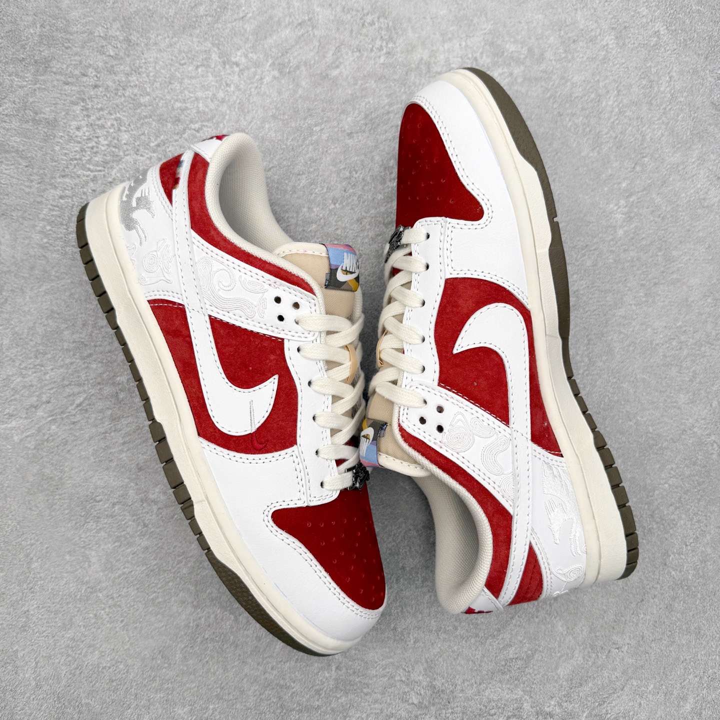 图片[3]-＃F版 NK Dunk SB Low 时尚舒适 防滑耐磨低帮板鞋 IQ1888-200 实力大厂出品 新配色陆续开发 利润个位数只为口碑 全套原纸板楦头开发 确保原汁原味 完美呈现DUNK版型 一比一鞋头弧度高度鞋身弧度 此版本只针对中端市场 皮料材质有所更替 其他数据细节工艺流程均保持一致 绝不口嗨 细节品控鞋型随意对比 独家私模官方第六代原厂航空铝磨具打磨大底 鞋头坡度极致还原 无解鞋型 原盒原配 圈内天花板工艺 原厂玻璃冲刀 超高清洁度 全鞋零毛边皮料切割 原厂中底布点胶 中底布拉帮走线遵循公司 尺码：36 36.5 37.5 38 38.5 39 40 40.5 41 42 42.5 43 44 44.5 45 46-选品中心