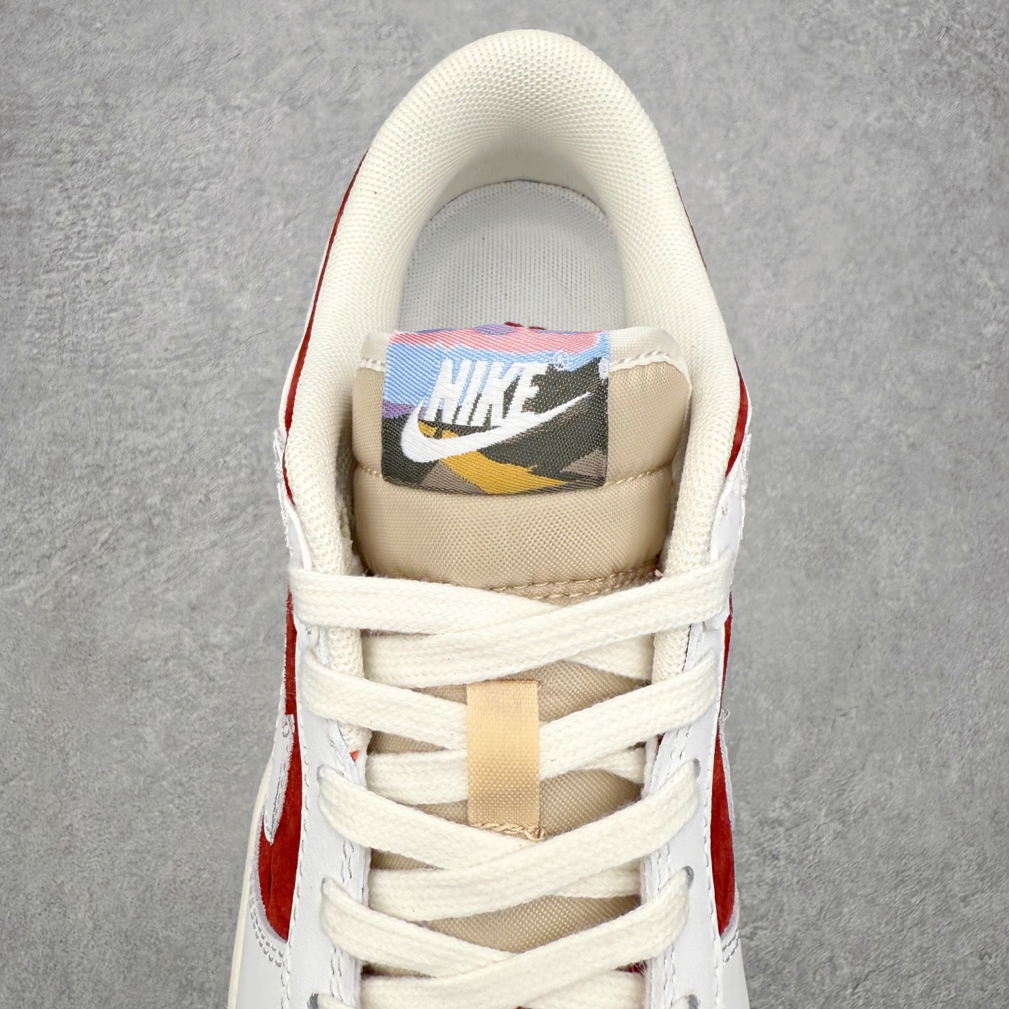 图片[5]-＃F版 NK Dunk SB Low 时尚舒适 防滑耐磨低帮板鞋 IQ1888-200 实力大厂出品 新配色陆续开发 利润个位数只为口碑 全套原纸板楦头开发 确保原汁原味 完美呈现DUNK版型 一比一鞋头弧度高度鞋身弧度 此版本只针对中端市场 皮料材质有所更替 其他数据细节工艺流程均保持一致 绝不口嗨 细节品控鞋型随意对比 独家私模官方第六代原厂航空铝磨具打磨大底 鞋头坡度极致还原 无解鞋型 原盒原配 圈内天花板工艺 原厂玻璃冲刀 超高清洁度 全鞋零毛边皮料切割 原厂中底布点胶 中底布拉帮走线遵循公司 尺码：36 36.5 37.5 38 38.5 39 40 40.5 41 42 42.5 43 44 44.5 45 46-选品中心