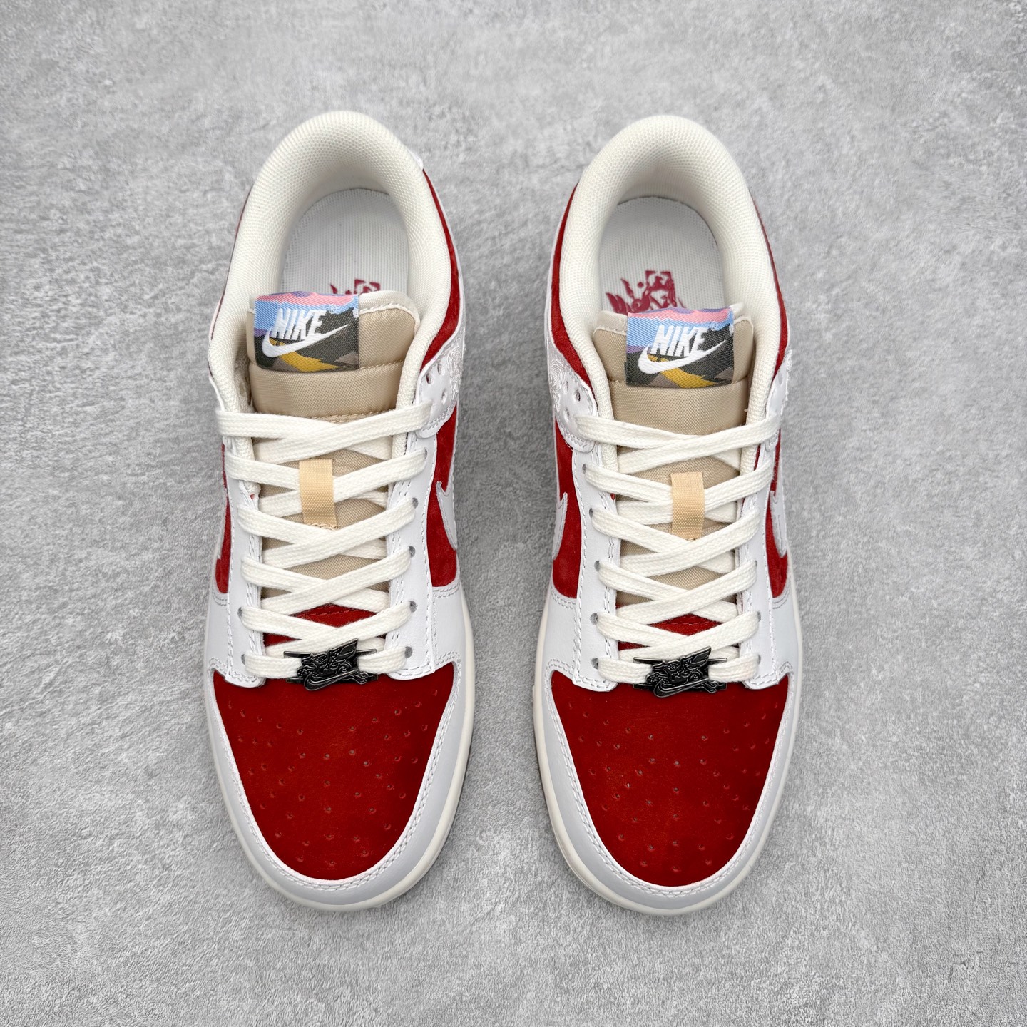 图片[2]-＃F版 NK Dunk SB Low 时尚舒适 防滑耐磨低帮板鞋 IQ1888-200 实力大厂出品 新配色陆续开发 利润个位数只为口碑 全套原纸板楦头开发 确保原汁原味 完美呈现DUNK版型 一比一鞋头弧度高度鞋身弧度 此版本只针对中端市场 皮料材质有所更替 其他数据细节工艺流程均保持一致 绝不口嗨 细节品控鞋型随意对比 独家私模官方第六代原厂航空铝磨具打磨大底 鞋头坡度极致还原 无解鞋型 原盒原配 圈内天花板工艺 原厂玻璃冲刀 超高清洁度 全鞋零毛边皮料切割 原厂中底布点胶 中底布拉帮走线遵循公司 尺码：36 36.5 37.5 38 38.5 39 40 40.5 41 42 42.5 43 44 44.5 45 46-选品中心