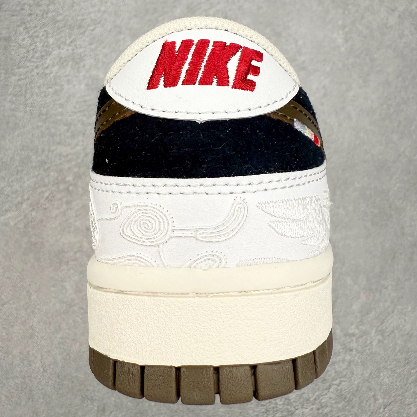 图片[8]-＃F版 NK Dunk SB Low 时尚舒适 防滑耐磨低帮板鞋 IQ1888-200 实力大厂出品 新配色陆续开发 利润个位数只为口碑 全套原纸板楦头开发 确保原汁原味 完美呈现DUNK版型 一比一鞋头弧度高度鞋身弧度 此版本只针对中端市场 皮料材质有所更替 其他数据细节工艺流程均保持一致 绝不口嗨 细节品控鞋型随意对比 独家私模官方第六代原厂航空铝磨具打磨大底 鞋头坡度极致还原 无解鞋型 原盒原配 圈内天花板工艺 原厂玻璃冲刀 超高清洁度 全鞋零毛边皮料切割 原厂中底布点胶 中底布拉帮走线遵循公司 尺码：36 36.5 37.5 38 38.5 39 40 40.5 41 42 42.5 43 44 44.5 45 46-选品中心