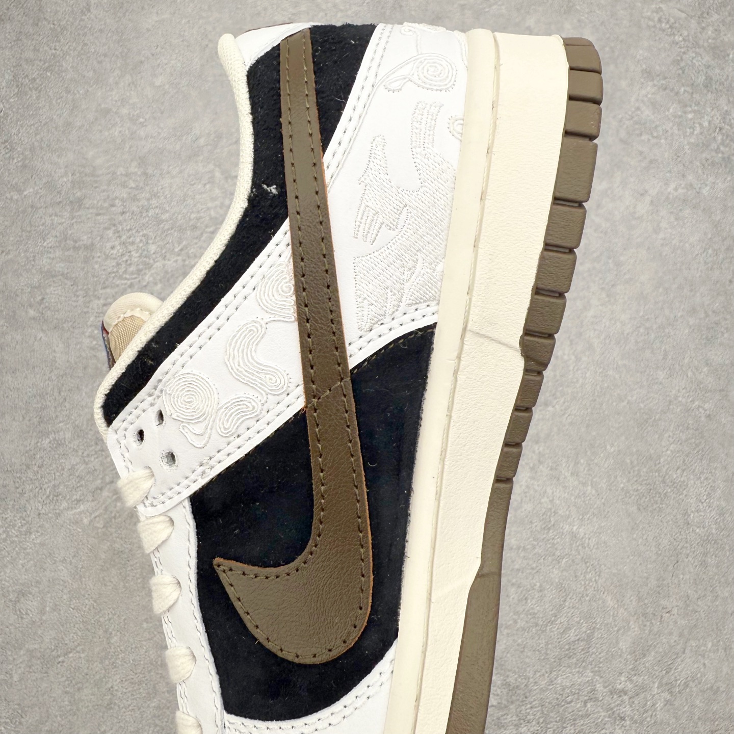 图片[7]-＃F版 NK Dunk SB Low 时尚舒适 防滑耐磨低帮板鞋 IQ1888-200 实力大厂出品 新配色陆续开发 利润个位数只为口碑 全套原纸板楦头开发 确保原汁原味 完美呈现DUNK版型 一比一鞋头弧度高度鞋身弧度 此版本只针对中端市场 皮料材质有所更替 其他数据细节工艺流程均保持一致 绝不口嗨 细节品控鞋型随意对比 独家私模官方第六代原厂航空铝磨具打磨大底 鞋头坡度极致还原 无解鞋型 原盒原配 圈内天花板工艺 原厂玻璃冲刀 超高清洁度 全鞋零毛边皮料切割 原厂中底布点胶 中底布拉帮走线遵循公司 尺码：36 36.5 37.5 38 38.5 39 40 40.5 41 42 42.5 43 44 44.5 45 46-选品中心