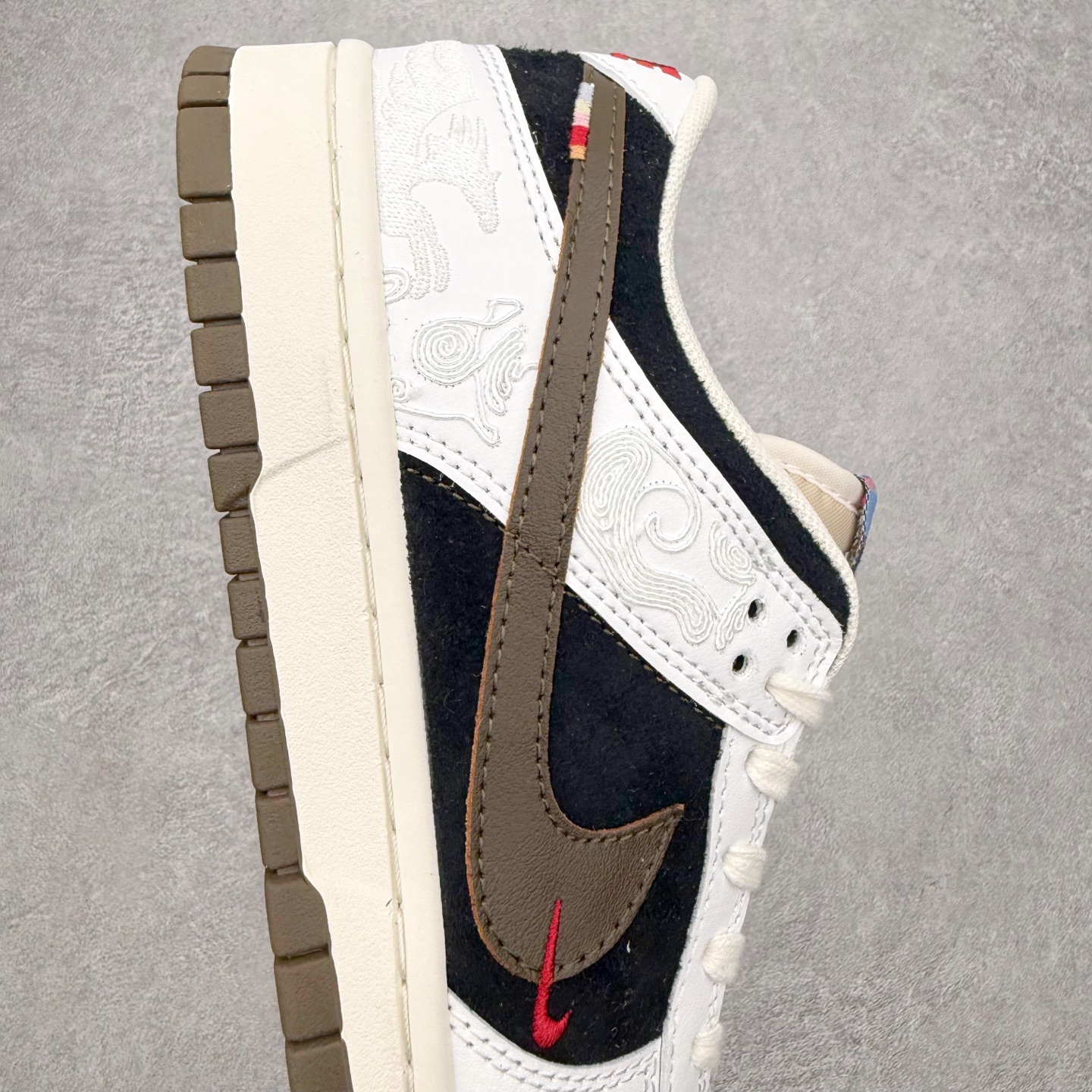 图片[6]-＃F版 NK Dunk SB Low 时尚舒适 防滑耐磨低帮板鞋 IQ1888-200 实力大厂出品 新配色陆续开发 利润个位数只为口碑 全套原纸板楦头开发 确保原汁原味 完美呈现DUNK版型 一比一鞋头弧度高度鞋身弧度 此版本只针对中端市场 皮料材质有所更替 其他数据细节工艺流程均保持一致 绝不口嗨 细节品控鞋型随意对比 独家私模官方第六代原厂航空铝磨具打磨大底 鞋头坡度极致还原 无解鞋型 原盒原配 圈内天花板工艺 原厂玻璃冲刀 超高清洁度 全鞋零毛边皮料切割 原厂中底布点胶 中底布拉帮走线遵循公司 尺码：36 36.5 37.5 38 38.5 39 40 40.5 41 42 42.5 43 44 44.5 45 46-选品中心