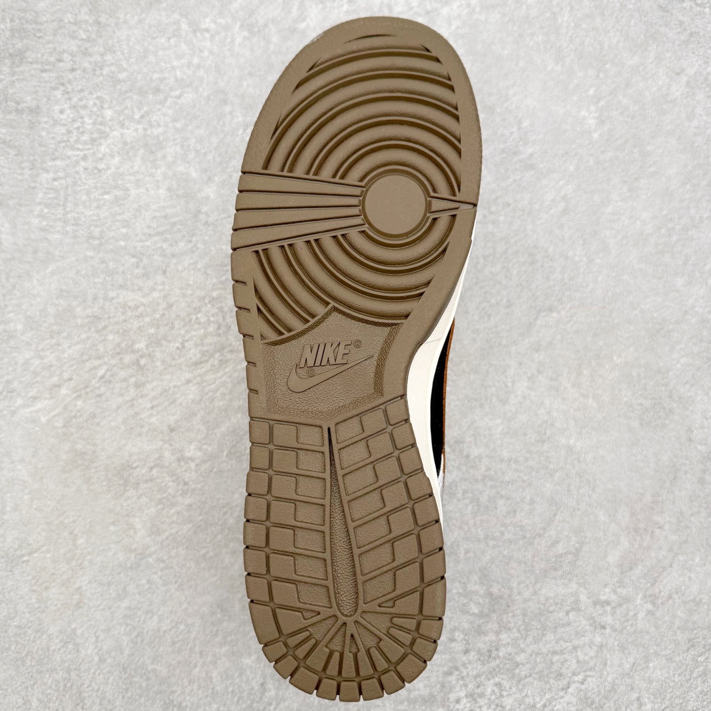图片[9]-＃F版 NK Dunk SB Low 时尚舒适 防滑耐磨低帮板鞋 IQ1888-200 实力大厂出品 新配色陆续开发 利润个位数只为口碑 全套原纸板楦头开发 确保原汁原味 完美呈现DUNK版型 一比一鞋头弧度高度鞋身弧度 此版本只针对中端市场 皮料材质有所更替 其他数据细节工艺流程均保持一致 绝不口嗨 细节品控鞋型随意对比 独家私模官方第六代原厂航空铝磨具打磨大底 鞋头坡度极致还原 无解鞋型 原盒原配 圈内天花板工艺 原厂玻璃冲刀 超高清洁度 全鞋零毛边皮料切割 原厂中底布点胶 中底布拉帮走线遵循公司 尺码：36 36.5 37.5 38 38.5 39 40 40.5 41 42 42.5 43 44 44.5 45 46-选品中心