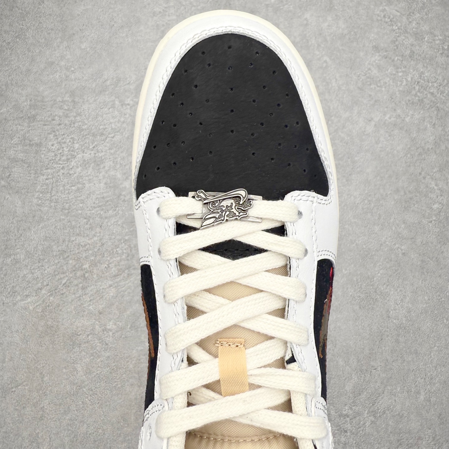 图片[4]-＃F版 NK Dunk SB Low 时尚舒适 防滑耐磨低帮板鞋 IQ1888-200 实力大厂出品 新配色陆续开发 利润个位数只为口碑 全套原纸板楦头开发 确保原汁原味 完美呈现DUNK版型 一比一鞋头弧度高度鞋身弧度 此版本只针对中端市场 皮料材质有所更替 其他数据细节工艺流程均保持一致 绝不口嗨 细节品控鞋型随意对比 独家私模官方第六代原厂航空铝磨具打磨大底 鞋头坡度极致还原 无解鞋型 原盒原配 圈内天花板工艺 原厂玻璃冲刀 超高清洁度 全鞋零毛边皮料切割 原厂中底布点胶 中底布拉帮走线遵循公司 尺码：36 36.5 37.5 38 38.5 39 40 40.5 41 42 42.5 43 44 44.5 45 46-选品中心