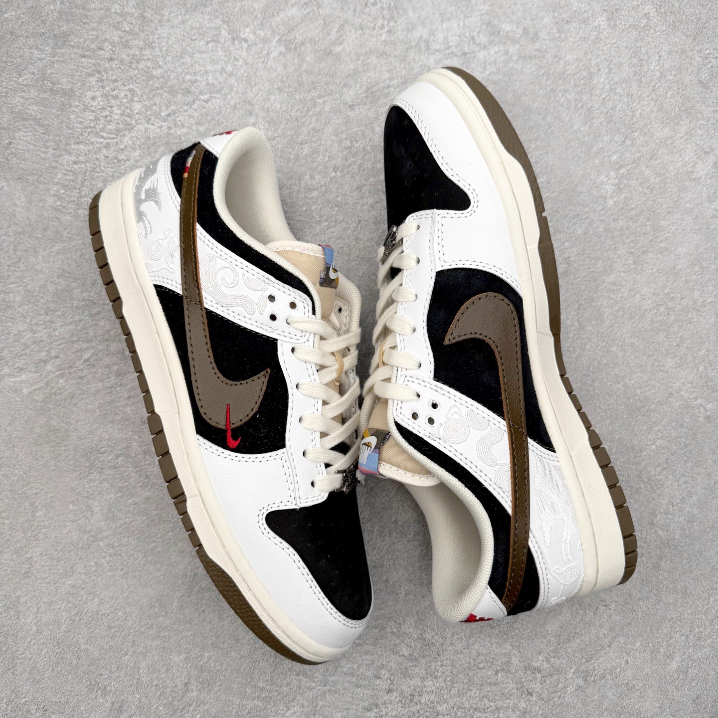 图片[3]-＃F版 NK Dunk SB Low 时尚舒适 防滑耐磨低帮板鞋 IQ1888-200 实力大厂出品 新配色陆续开发 利润个位数只为口碑 全套原纸板楦头开发 确保原汁原味 完美呈现DUNK版型 一比一鞋头弧度高度鞋身弧度 此版本只针对中端市场 皮料材质有所更替 其他数据细节工艺流程均保持一致 绝不口嗨 细节品控鞋型随意对比 独家私模官方第六代原厂航空铝磨具打磨大底 鞋头坡度极致还原 无解鞋型 原盒原配 圈内天花板工艺 原厂玻璃冲刀 超高清洁度 全鞋零毛边皮料切割 原厂中底布点胶 中底布拉帮走线遵循公司 尺码：36 36.5 37.5 38 38.5 39 40 40.5 41 42 42.5 43 44 44.5 45 46-选品中心