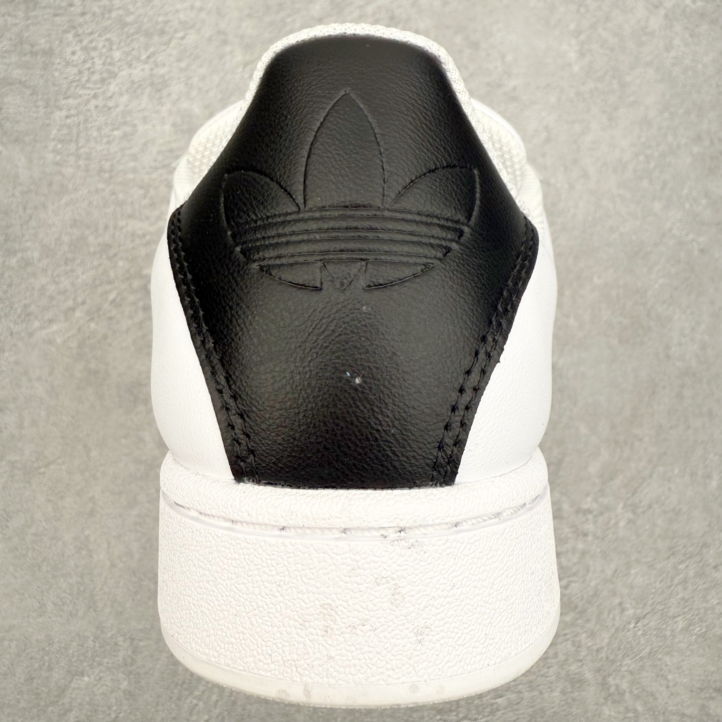 图片[8]-AF Originals Superstar 2 贝壳头二代舒适百搭 板鞋面包鞋 IH6679 贝壳头诞生于1969年是第一双将全皮面鞋 身与橡胶鞋头结合在一起的低帮篮球鞋 Superstar最开始 是作为高帮篮球鞋Pro Model的低帮版本而出现的 但因为其独特和醒目的橡胶鞋头造型而让大家熟知 被大家形象地称为\\\”shelltoe\\\”贝壳头 在70年代的美国职业篮球场上 接近3/4的NBA球员都将这双Superstar作为场上用鞋 80年代之后 经过不断的改良和发展 Superstar逐渐成为横跨时装、音乐、街头文化、休闲和运动等各大领域的时尚潮鞋 尺码：36 36.5 37 38 38.5 39 40 40.5 41 42 42.5 43 44 44.5 45-选品中心