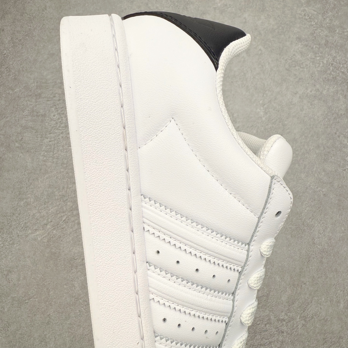 图片[6]-AF Originals Superstar 2 贝壳头二代舒适百搭 板鞋面包鞋 IH6679 贝壳头诞生于1969年是第一双将全皮面鞋 身与橡胶鞋头结合在一起的低帮篮球鞋 Superstar最开始 是作为高帮篮球鞋Pro Model的低帮版本而出现的 但因为其独特和醒目的橡胶鞋头造型而让大家熟知 被大家形象地称为\\\”shelltoe\\\”贝壳头 在70年代的美国职业篮球场上 接近3/4的NBA球员都将这双Superstar作为场上用鞋 80年代之后 经过不断的改良和发展 Superstar逐渐成为横跨时装、音乐、街头文化、休闲和运动等各大领域的时尚潮鞋 尺码：36 36.5 37 38 38.5 39 40 40.5 41 42 42.5 43 44 44.5 45-选品中心