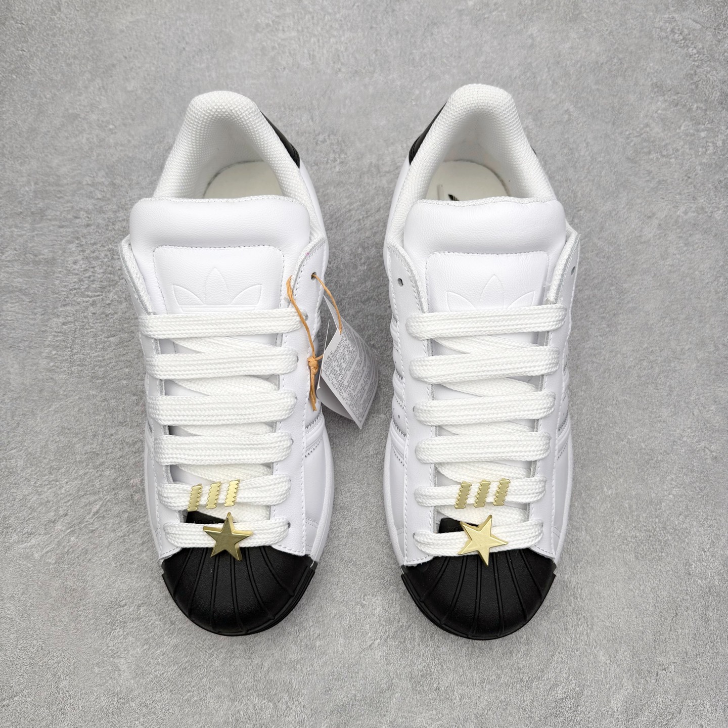 图片[2]-AF Originals Superstar 2 贝壳头二代舒适百搭 板鞋面包鞋 IH6679 贝壳头诞生于1969年是第一双将全皮面鞋 身与橡胶鞋头结合在一起的低帮篮球鞋 Superstar最开始 是作为高帮篮球鞋Pro Model的低帮版本而出现的 但因为其独特和醒目的橡胶鞋头造型而让大家熟知 被大家形象地称为\\\”shelltoe\\\”贝壳头 在70年代的美国职业篮球场上 接近3/4的NBA球员都将这双Superstar作为场上用鞋 80年代之后 经过不断的改良和发展 Superstar逐渐成为横跨时装、音乐、街头文化、休闲和运动等各大领域的时尚潮鞋 尺码：36 36.5 37 38 38.5 39 40 40.5 41 42 42.5 43 44 44.5 45-选品中心
