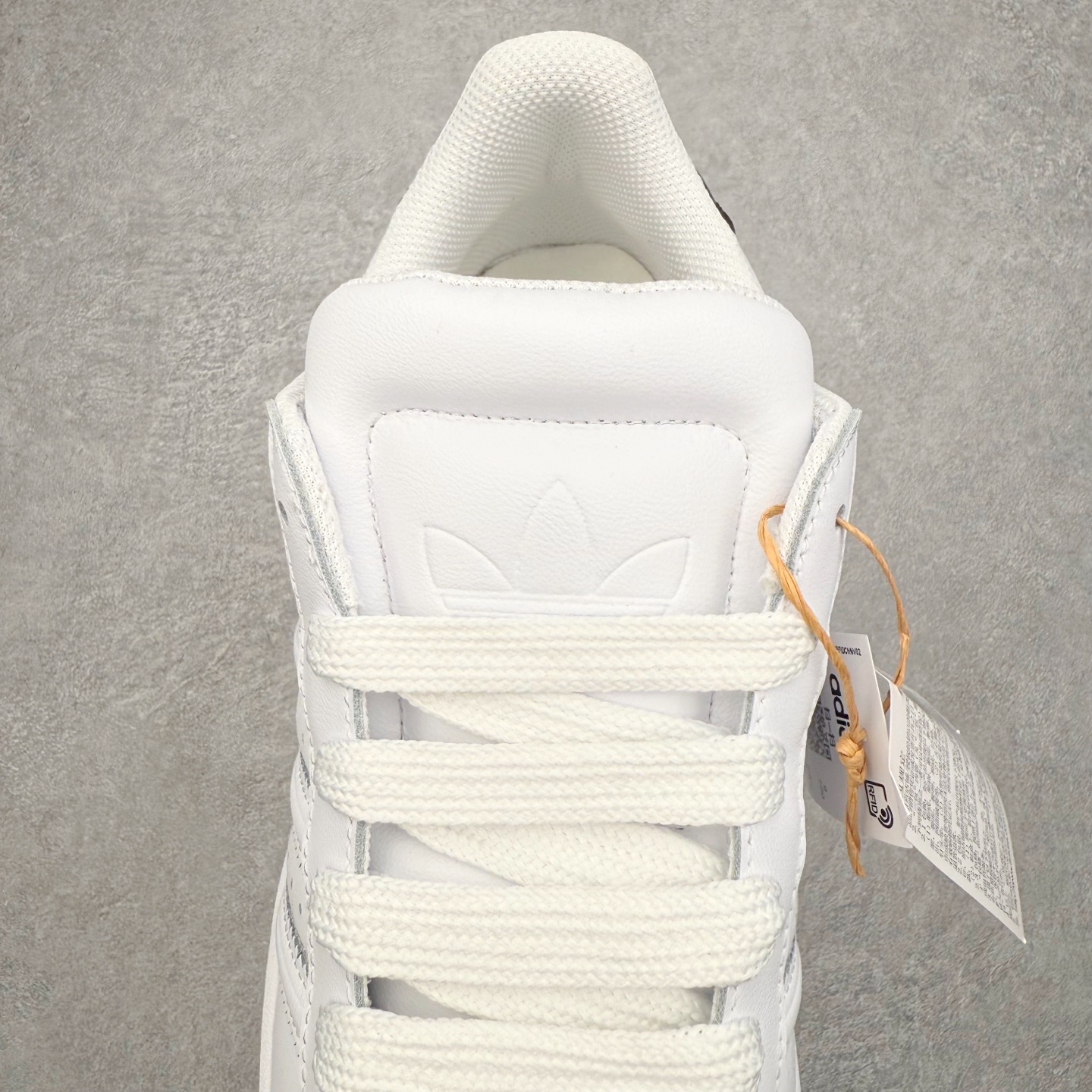 图片[5]-AF Originals Superstar 2 贝壳头二代舒适百搭 板鞋面包鞋 IH6679 贝壳头诞生于1969年是第一双将全皮面鞋 身与橡胶鞋头结合在一起的低帮篮球鞋 Superstar最开始 是作为高帮篮球鞋Pro Model的低帮版本而出现的 但因为其独特和醒目的橡胶鞋头造型而让大家熟知 被大家形象地称为\\\”shelltoe\\\”贝壳头 在70年代的美国职业篮球场上 接近3/4的NBA球员都将这双Superstar作为场上用鞋 80年代之后 经过不断的改良和发展 Superstar逐渐成为横跨时装、音乐、街头文化、休闲和运动等各大领域的时尚潮鞋 尺码：36 36.5 37 38 38.5 39 40 40.5 41 42 42.5 43 44 44.5 45-选品中心
