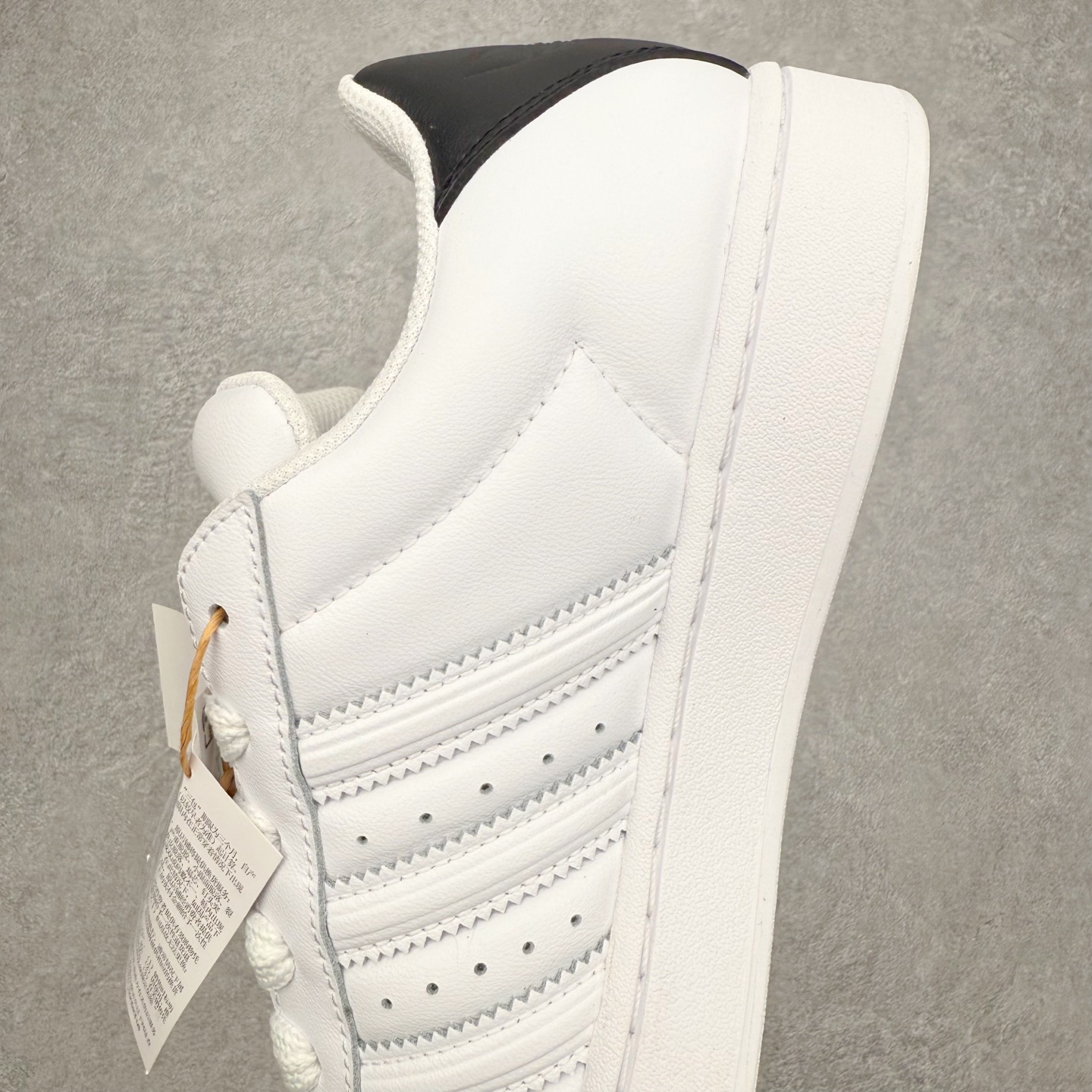 图片[7]-AF Originals Superstar 2 贝壳头二代舒适百搭 板鞋面包鞋 IH6679 贝壳头诞生于1969年是第一双将全皮面鞋 身与橡胶鞋头结合在一起的低帮篮球鞋 Superstar最开始 是作为高帮篮球鞋Pro Model的低帮版本而出现的 但因为其独特和醒目的橡胶鞋头造型而让大家熟知 被大家形象地称为\\\”shelltoe\\\”贝壳头 在70年代的美国职业篮球场上 接近3/4的NBA球员都将这双Superstar作为场上用鞋 80年代之后 经过不断的改良和发展 Superstar逐渐成为横跨时装、音乐、街头文化、休闲和运动等各大领域的时尚潮鞋 尺码：36 36.5 37 38 38.5 39 40 40.5 41 42 42.5 43 44 44.5 45-选品中心